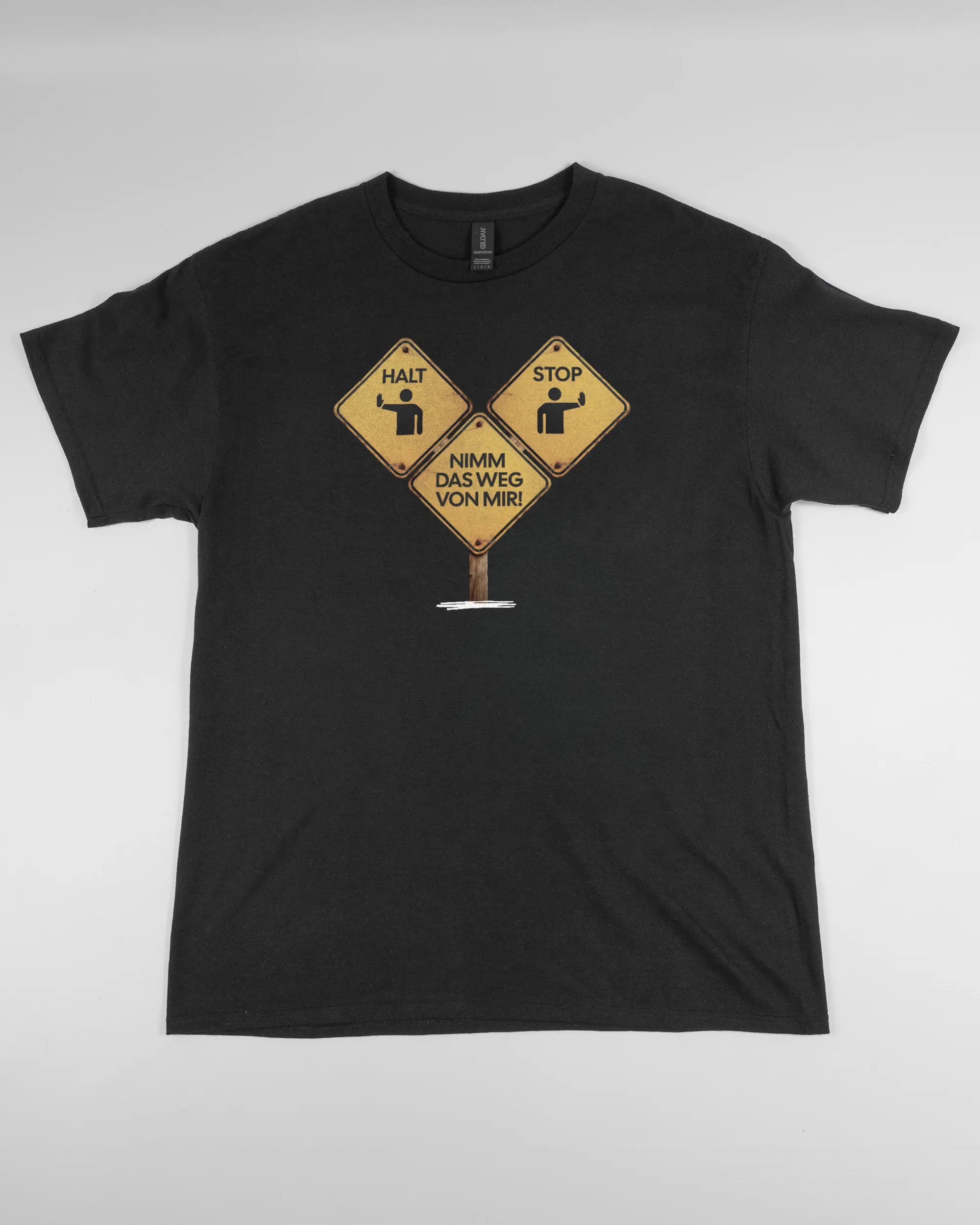Vorderseite des Basic Unisex T-Shirt Regular von Maondo mit dem Design Schutzschild in der Farbe Black und in der Größe L flach auf den Boden gelegt