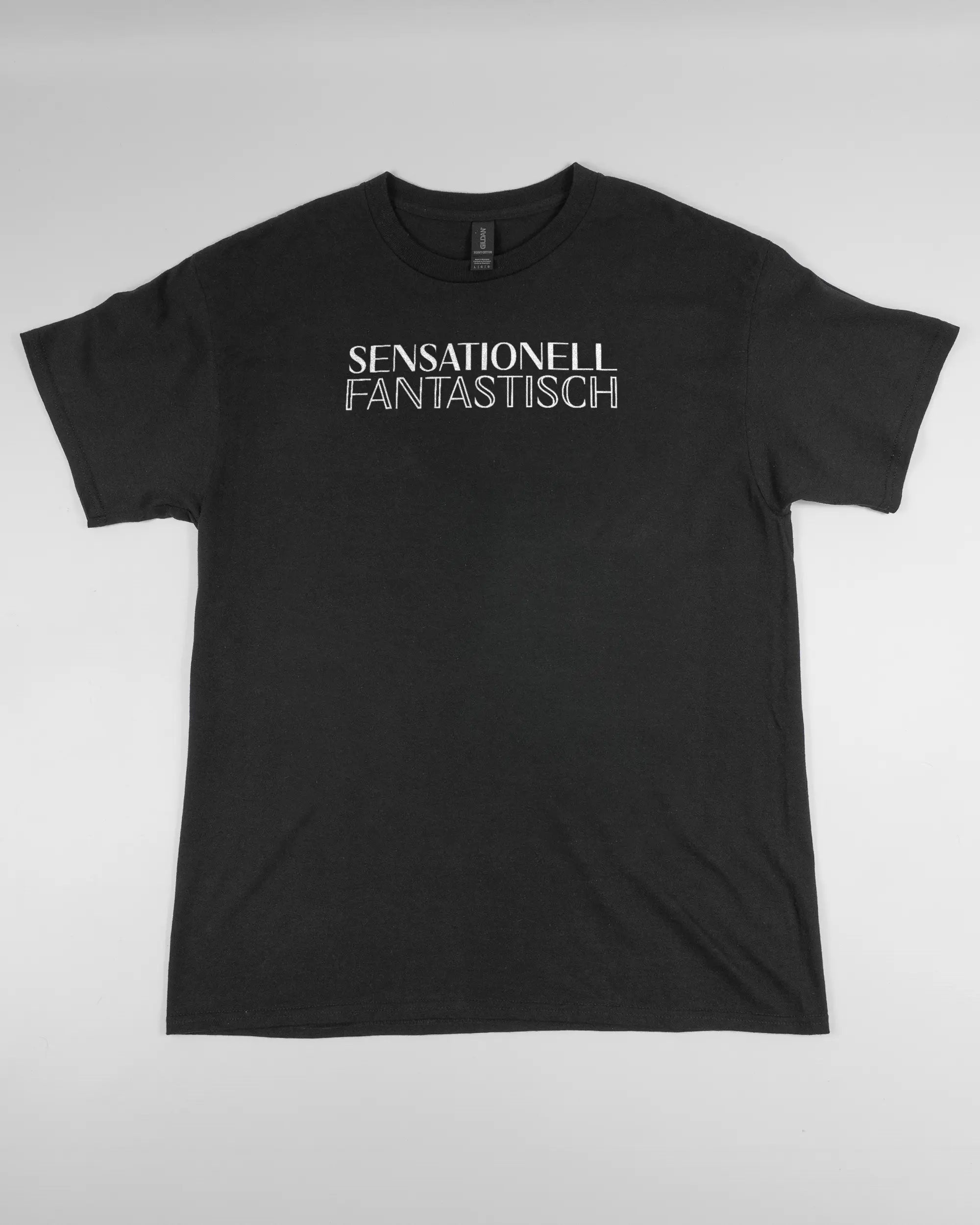 Vorderseite des Basic Unisex T-Shirt Regular von Maondo mit dem Design Sensationell in der Farbe Black und in der Größe L flach auf den Boden gelegt