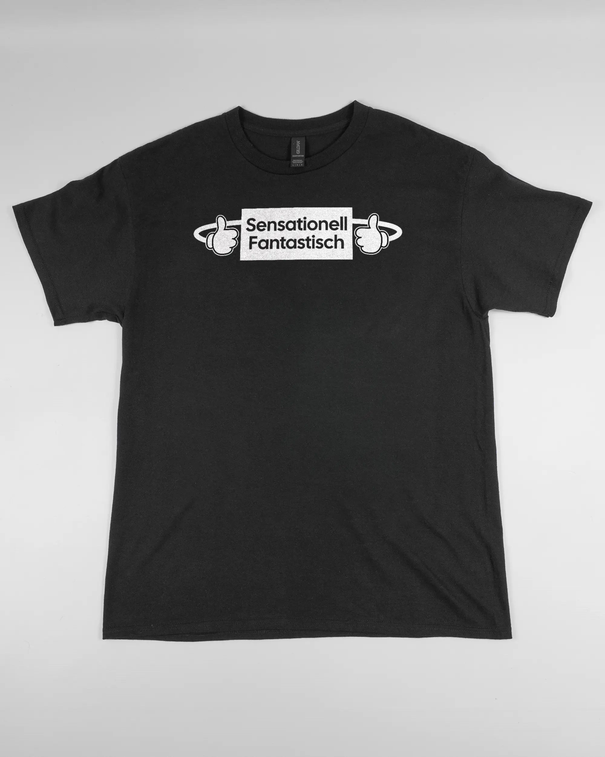 Vorderseite des Basic Unisex T-Shirt Regular von Maondo mit dem Design Fantastisch in der Farbe Black und in der Größe L flach auf den Boden gelegt