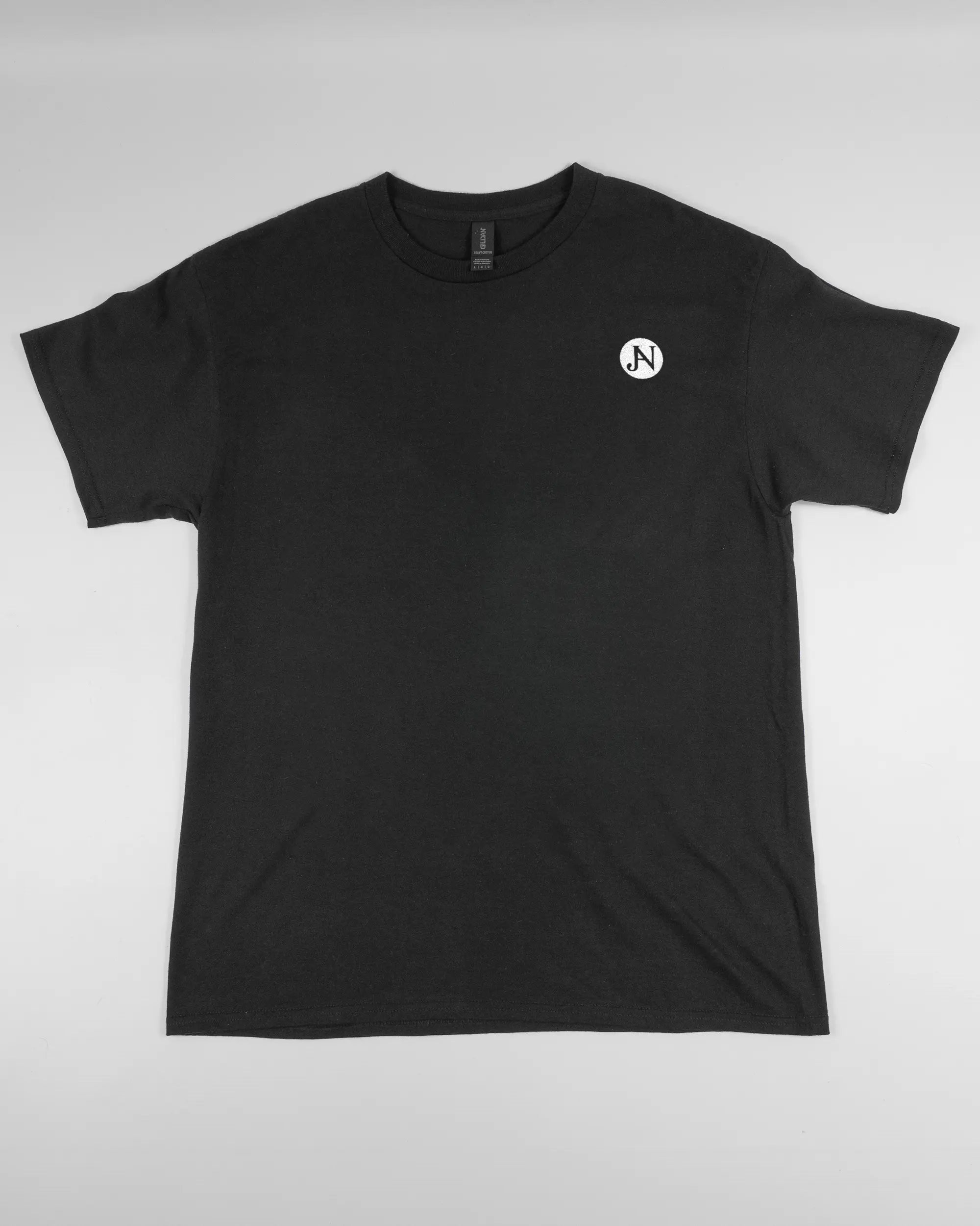 Vorderseite des Basic Unisex T-Shirt Regular von Maondo mit dem Design JB1 in der Farbe Black und in der Größe L flach auf den Boden gelegt