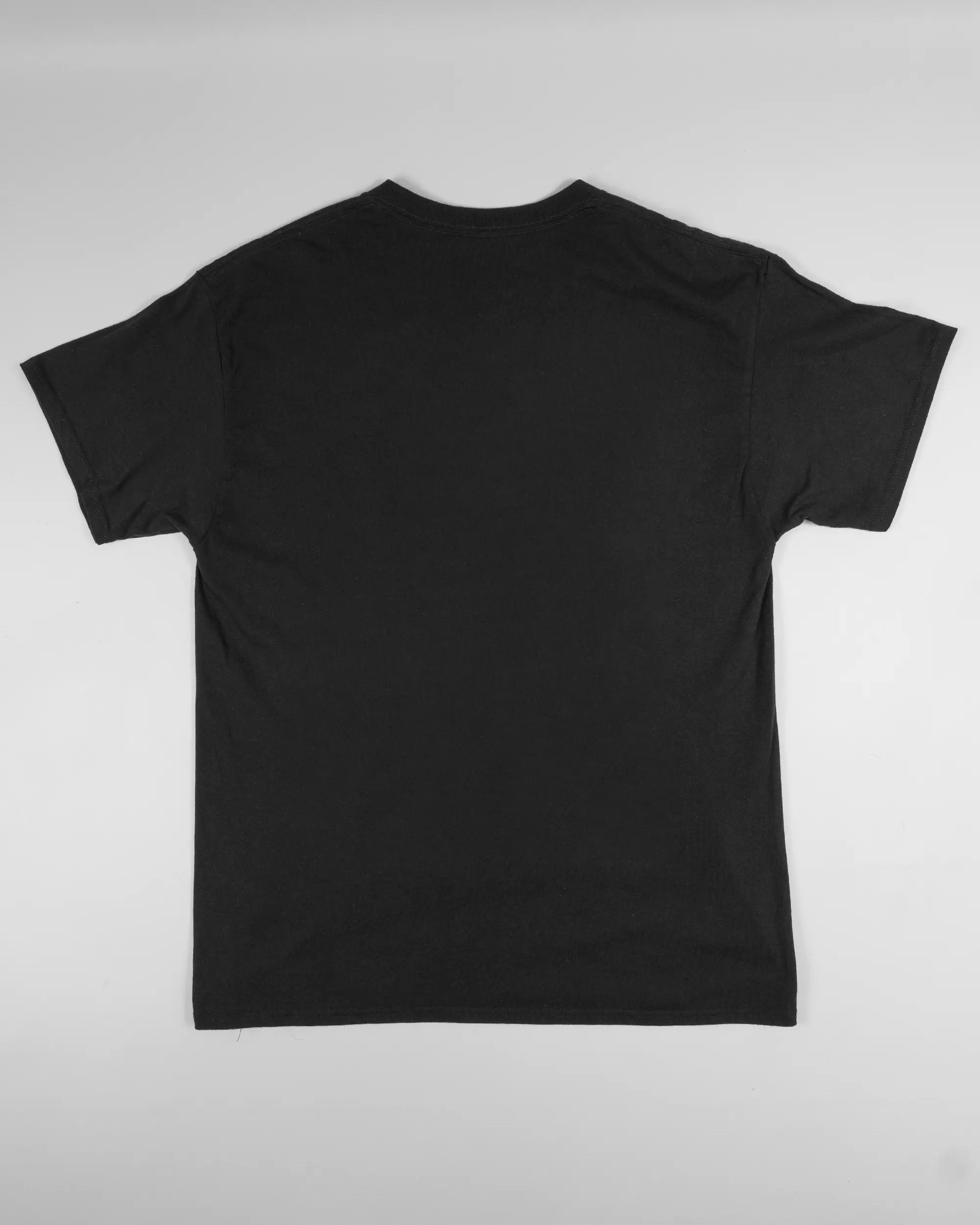 Rückseite des Basic Unisex T-Shirt Regular von Maondo ohne Motiv in der Farbe Black und in der Größe L flach auf den Boden gelegt
