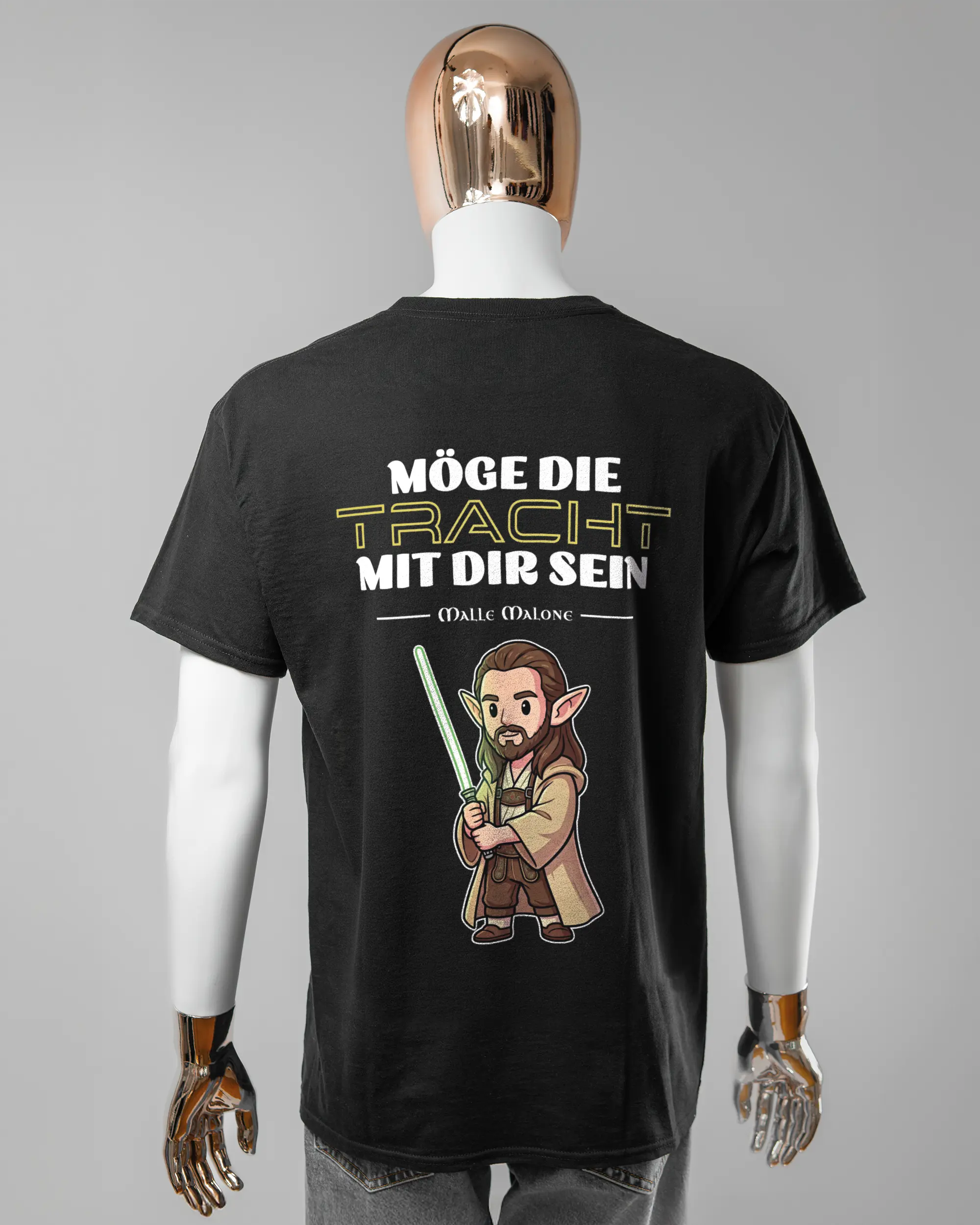 Rückseite des Basic Unisex T-Shirt Regular von Maondo mit dem Design Tracht mit dir in der Farbe Black und in der Größe L getragen von einer maskulinen Puppe