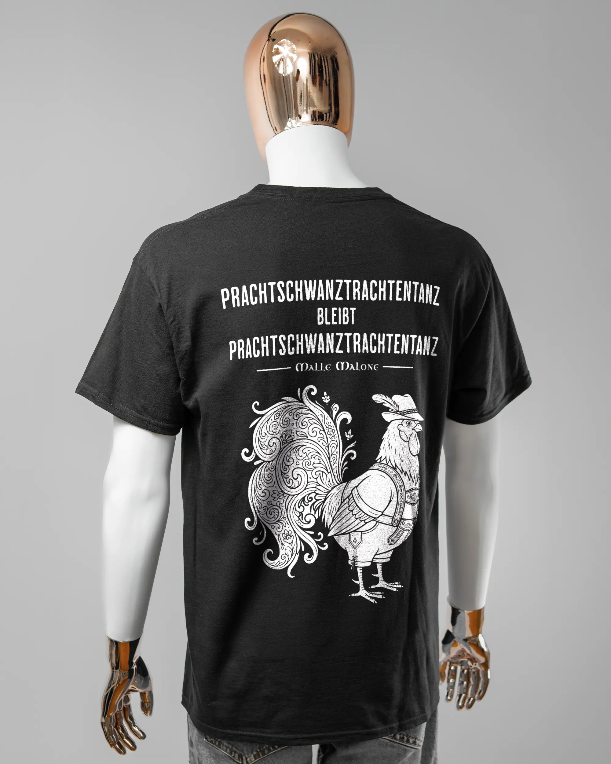 Rückseite des Basic Unisex T-Shirt Regular von Maondo mit dem Design Trachtentanz in der Farbe Black und in der Größe L getragen von einer maskulinen Puppe