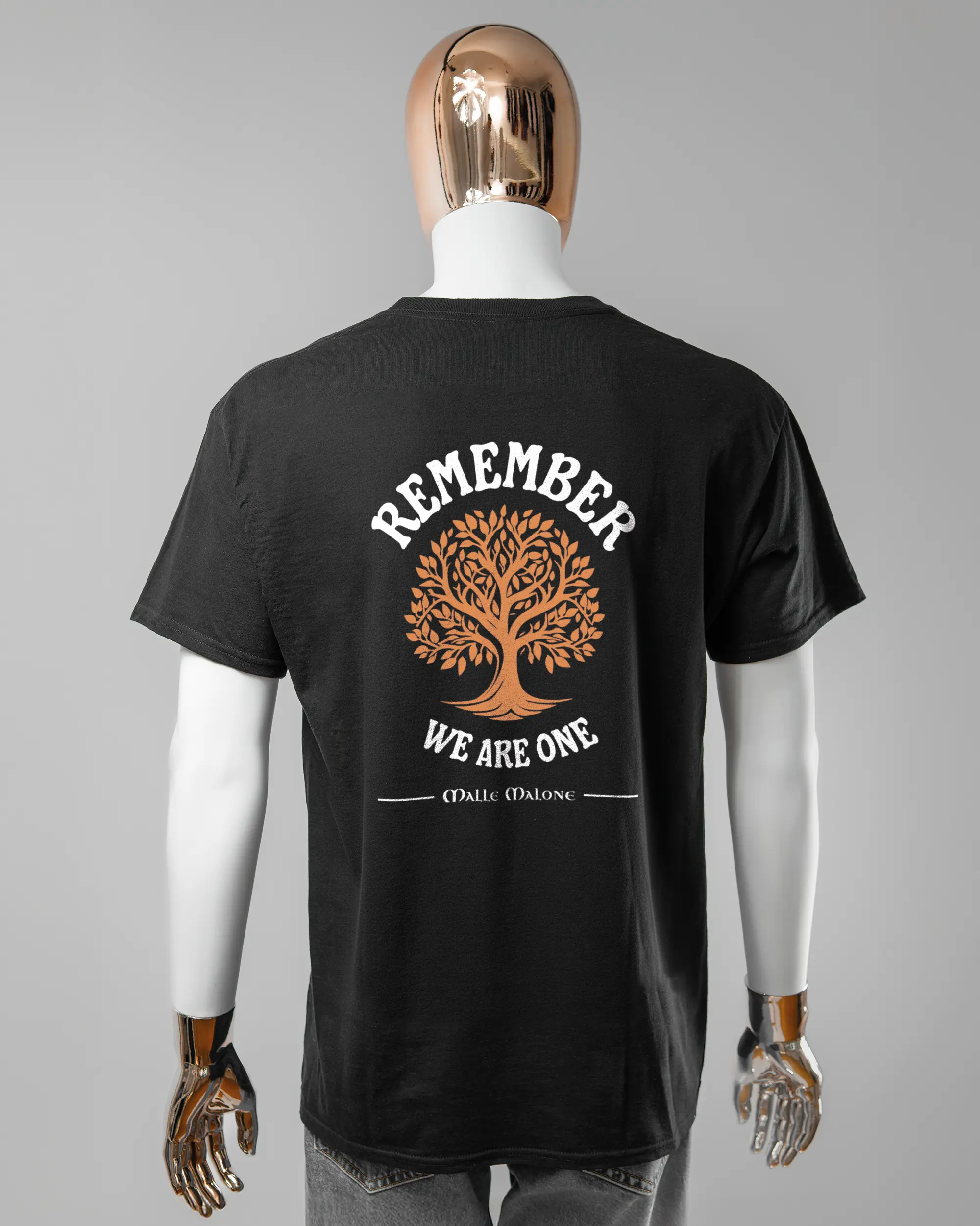 Rückseite des Basic Unisex T-Shirt Regular von Maondo mit dem Design We are one in der Farbe Black und in der Größe L getragen von einer maskulinen Puppe