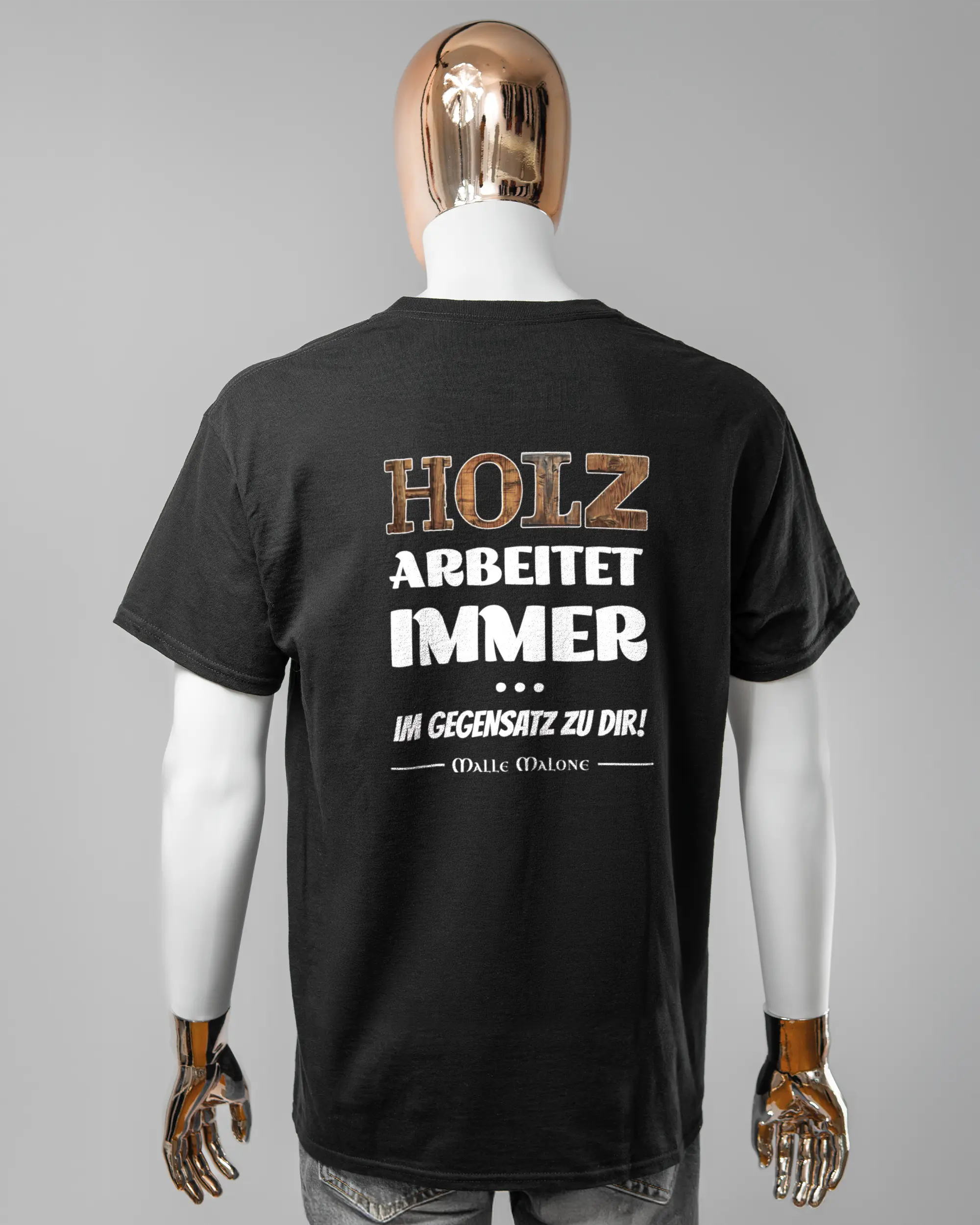 Rückseite des Basic Unisex T-Shirt Regular von Maondo mit dem Design Holzarbeit in der Farbe Black und in der Größe L getragen von einer maskulinen Puppe