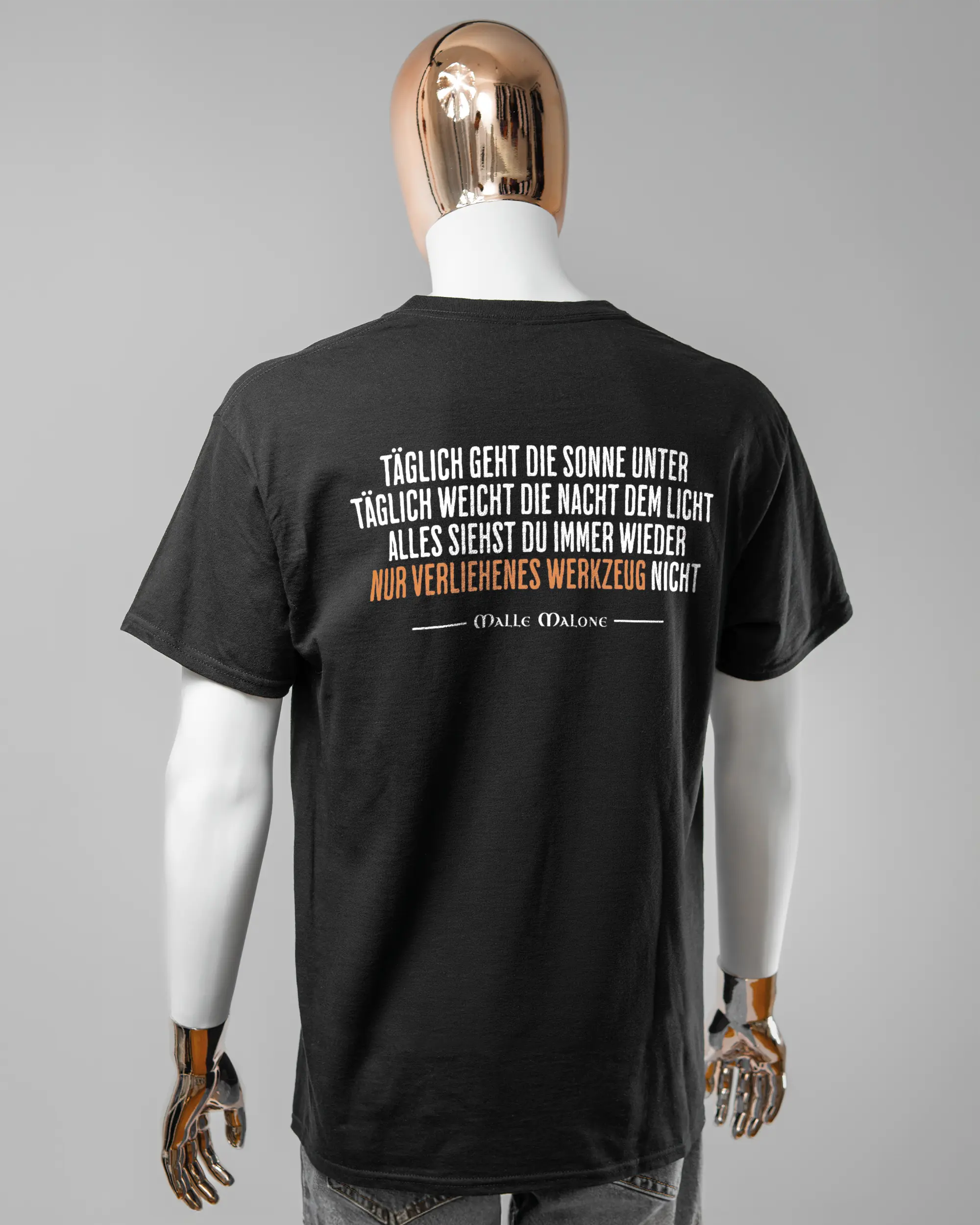 Rückseite des Basic Unisex T-Shirt Regular von Maondo mit dem Design Wegzeug in der Farbe Black und in der Größe L getragen von einer maskulinen Puppe