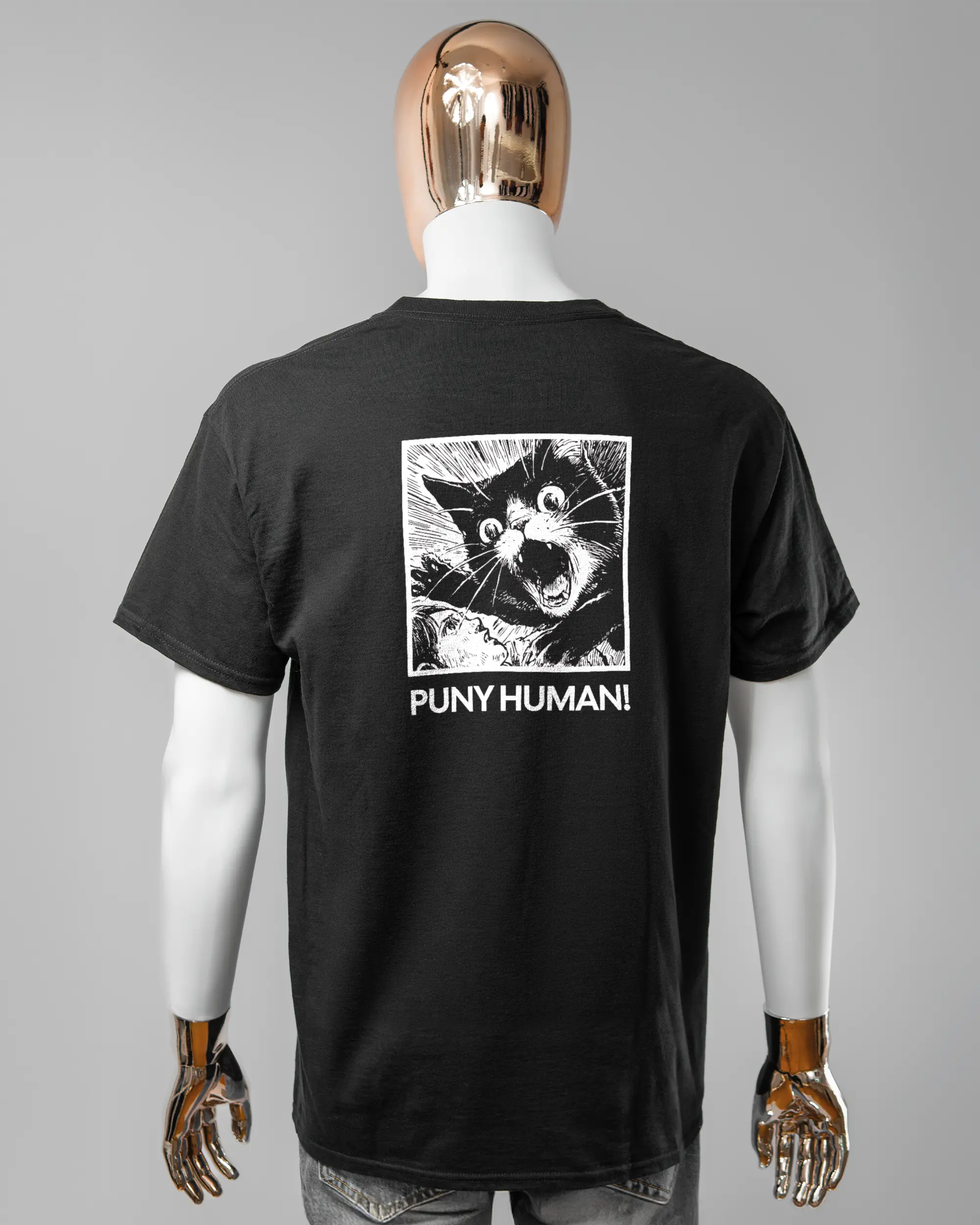 Rückseite des Basic Unisex T-Shirt Regular von Maondo mit dem Design Puny Human in der Farbe Black und in der Größe L getragen von einer maskulinen Puppe