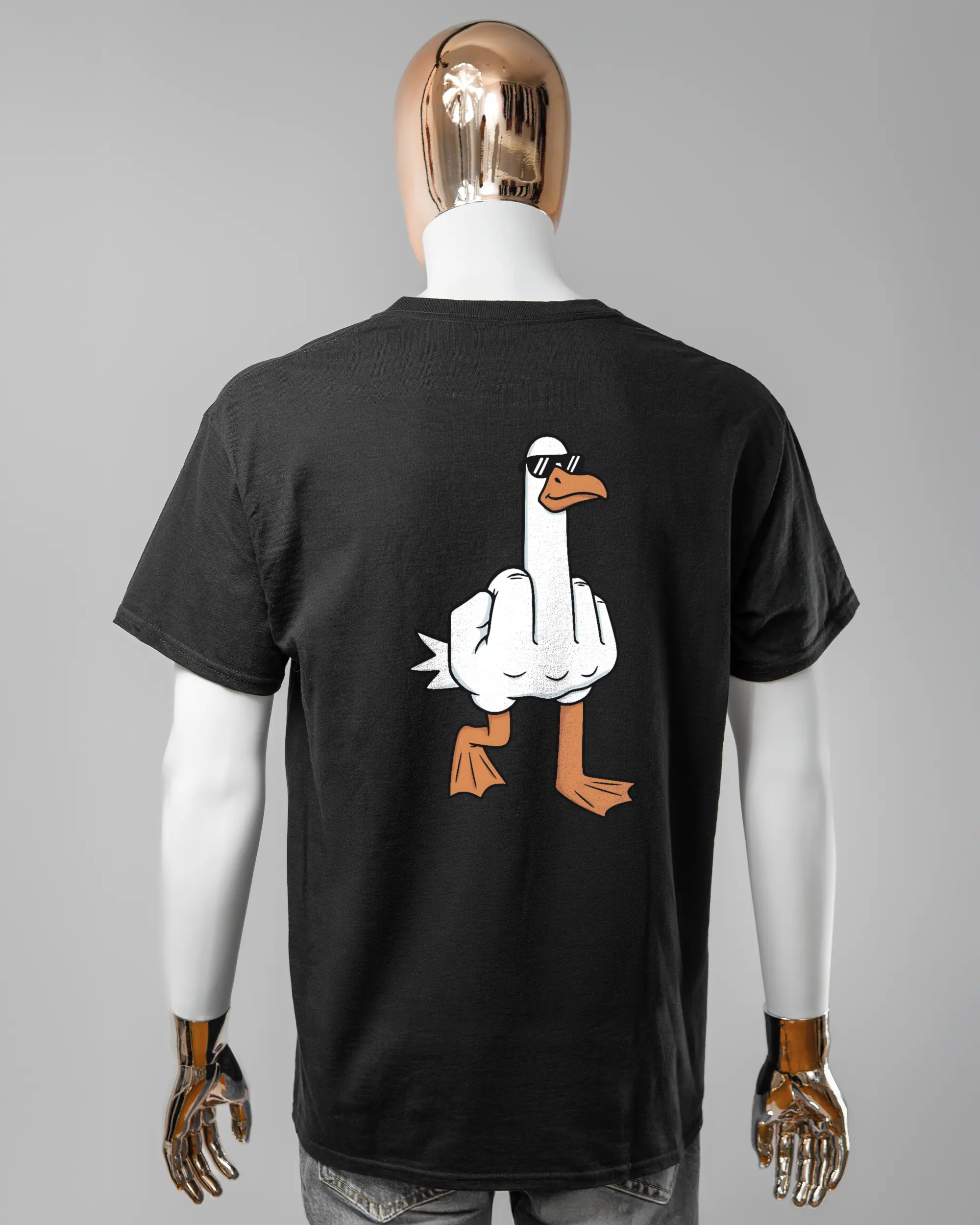 Rückseite des Basic Unisex T-Shirt Regular von Maondo mit dem Design I give a duck in der Farbe Black und in der Größe L getragen von einer maskulinen Puppe