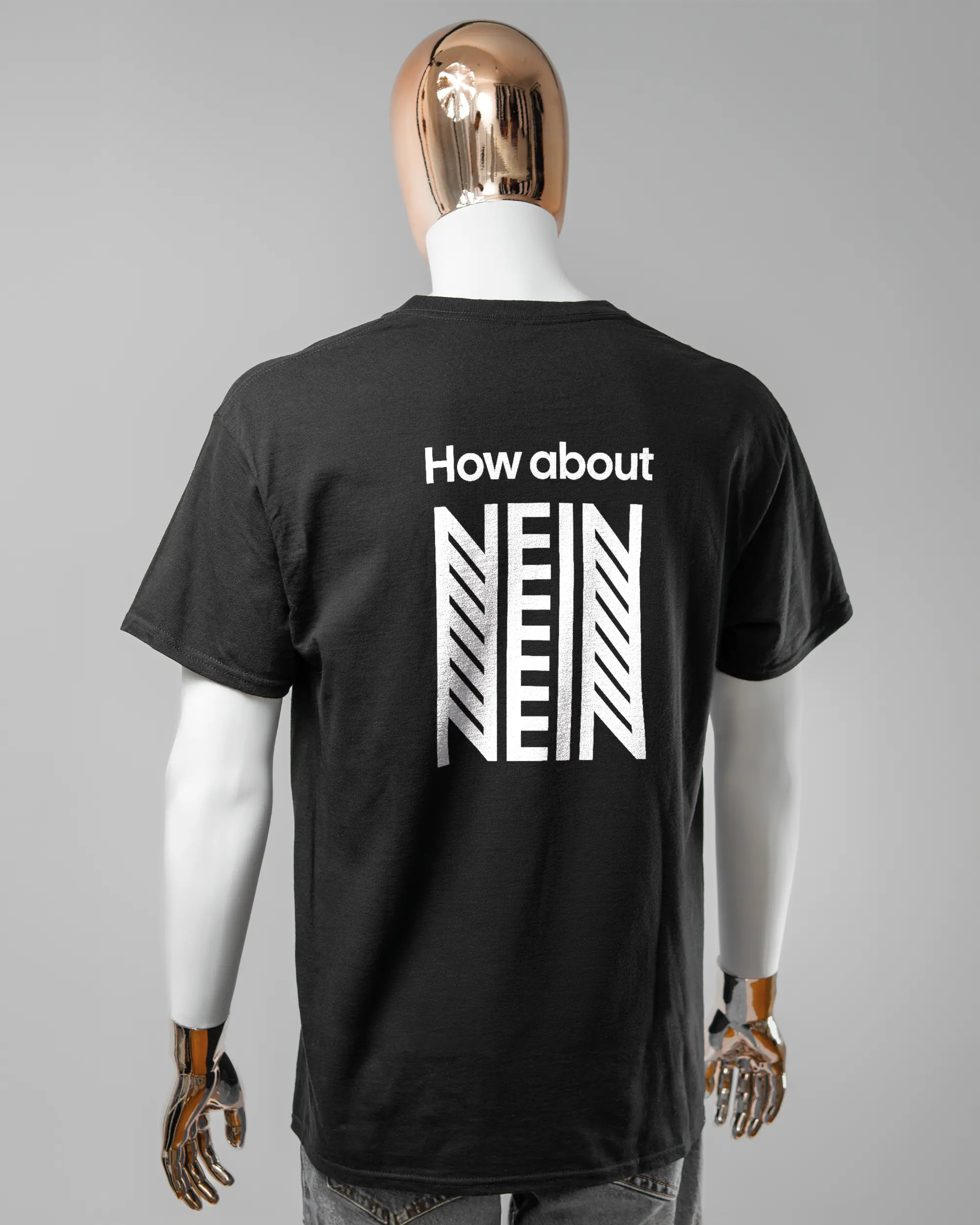 Rückseite des Basic Unisex T-Shirt Regular von Maondo mit dem Design How about nein in der Farbe Black und in der Größe L getragen von einer maskulinen Puppe