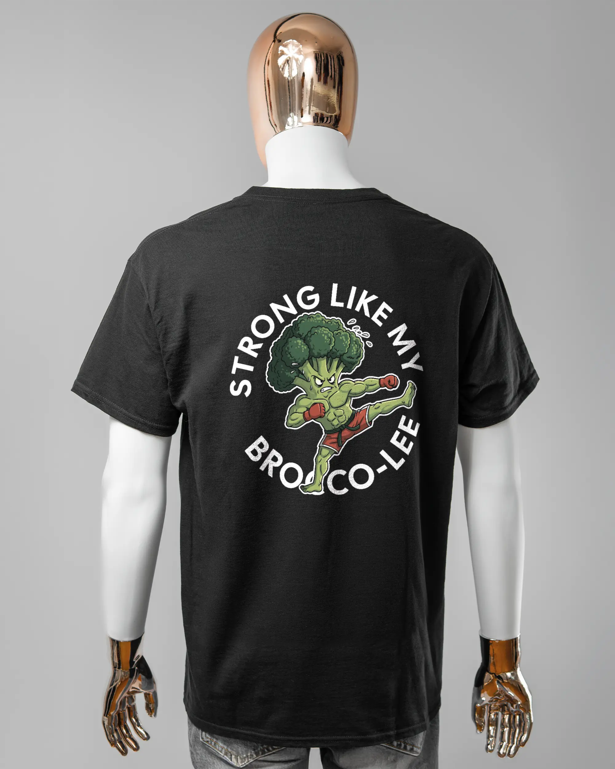 Rückseite des Basic Unisex T-Shirt Regular von Maondo mit dem Design Brocco-Lee in der Farbe Black und in der Größe L getragen von einer maskulinen Puppe