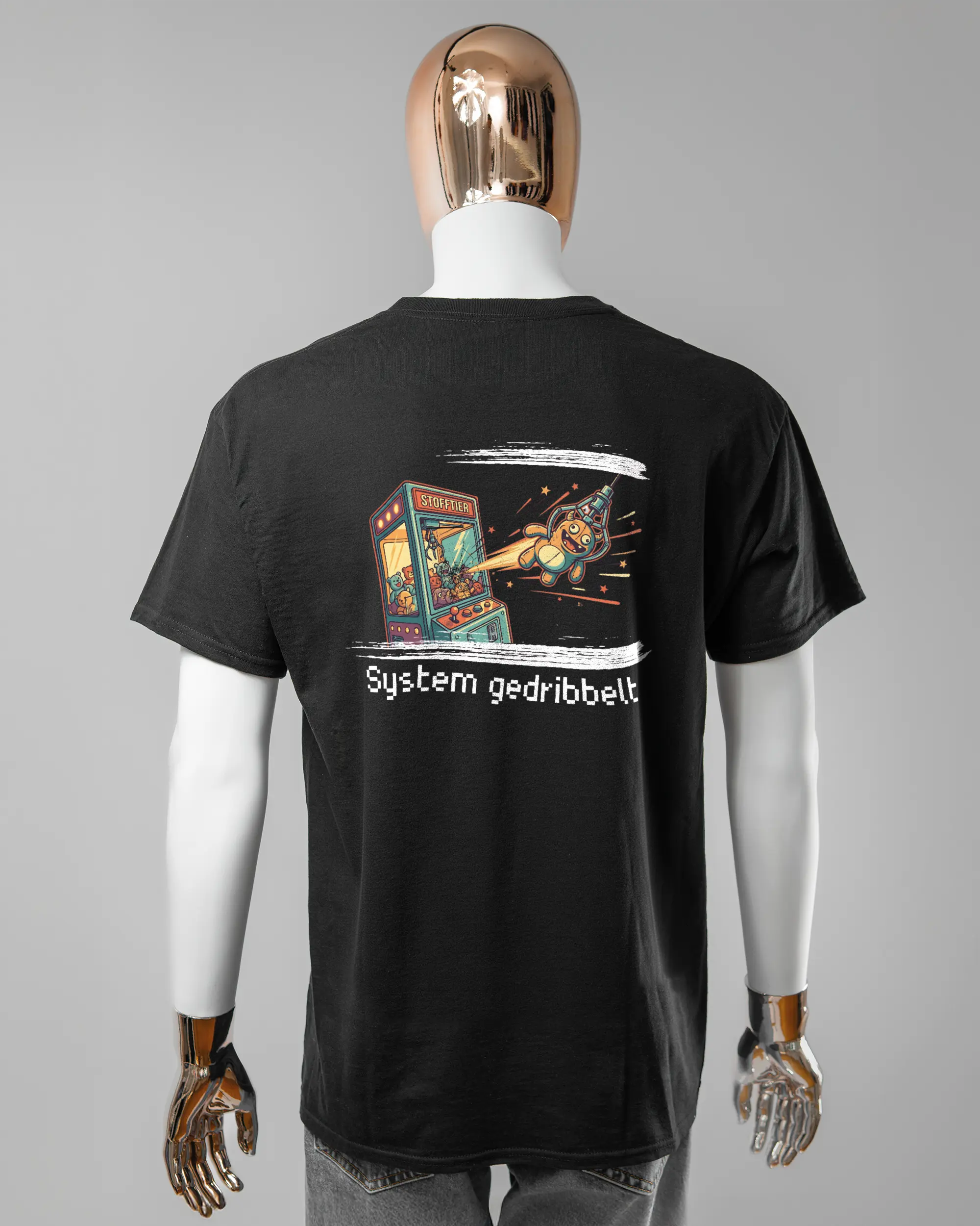 Rückseite des Basic Unisex T-Shirt Regular von Maondo mit dem Design System gedribbelt in der Farbe Black und in der Größe L getragen von einer maskulinen Puppe