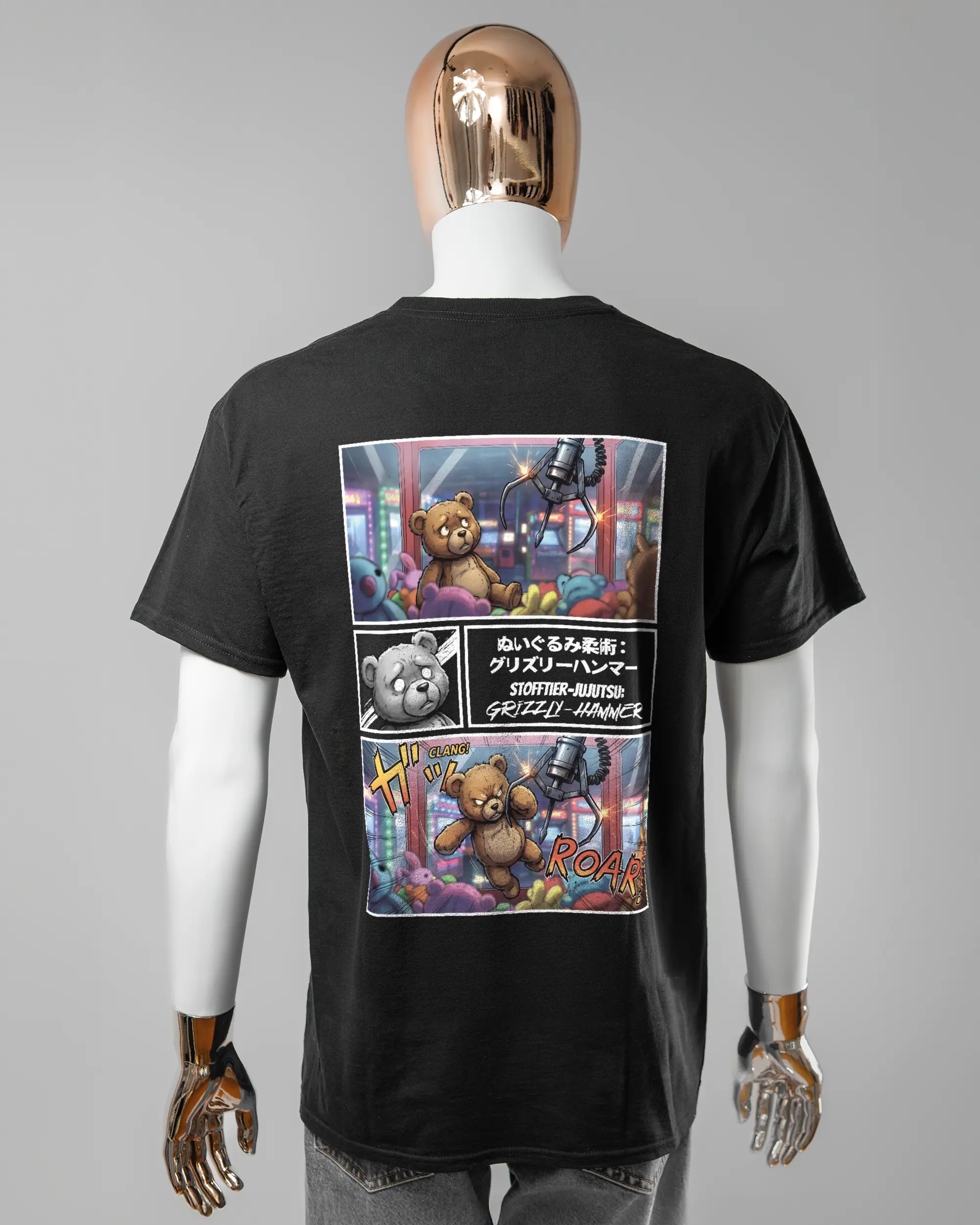 Rückseite des Basic Unisex T-Shirt Regular von Maondo mit dem Design Manga Stoff in der Farbe Black und in der Größe L getragen von einer maskulinen Puppe