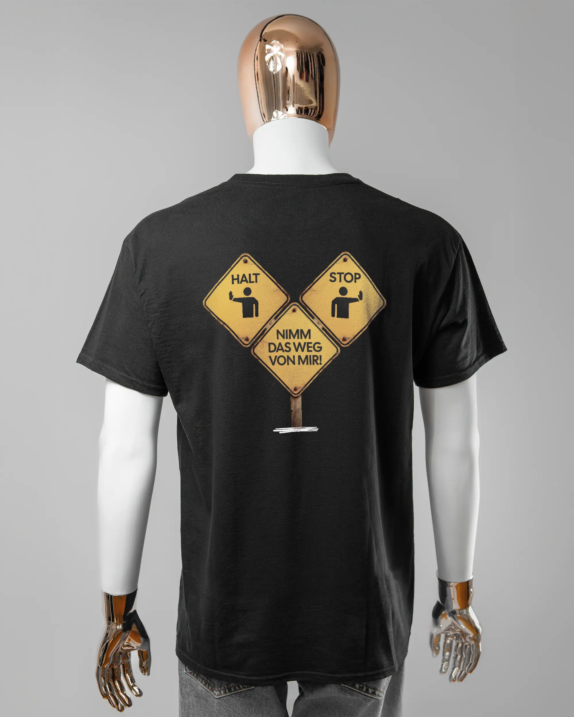 Rückseite des Basic Unisex T-Shirt Regular von Maondo mit dem Design Schutzschild in der Farbe Black und in der Größe L getragen von einer maskulinen Puppe