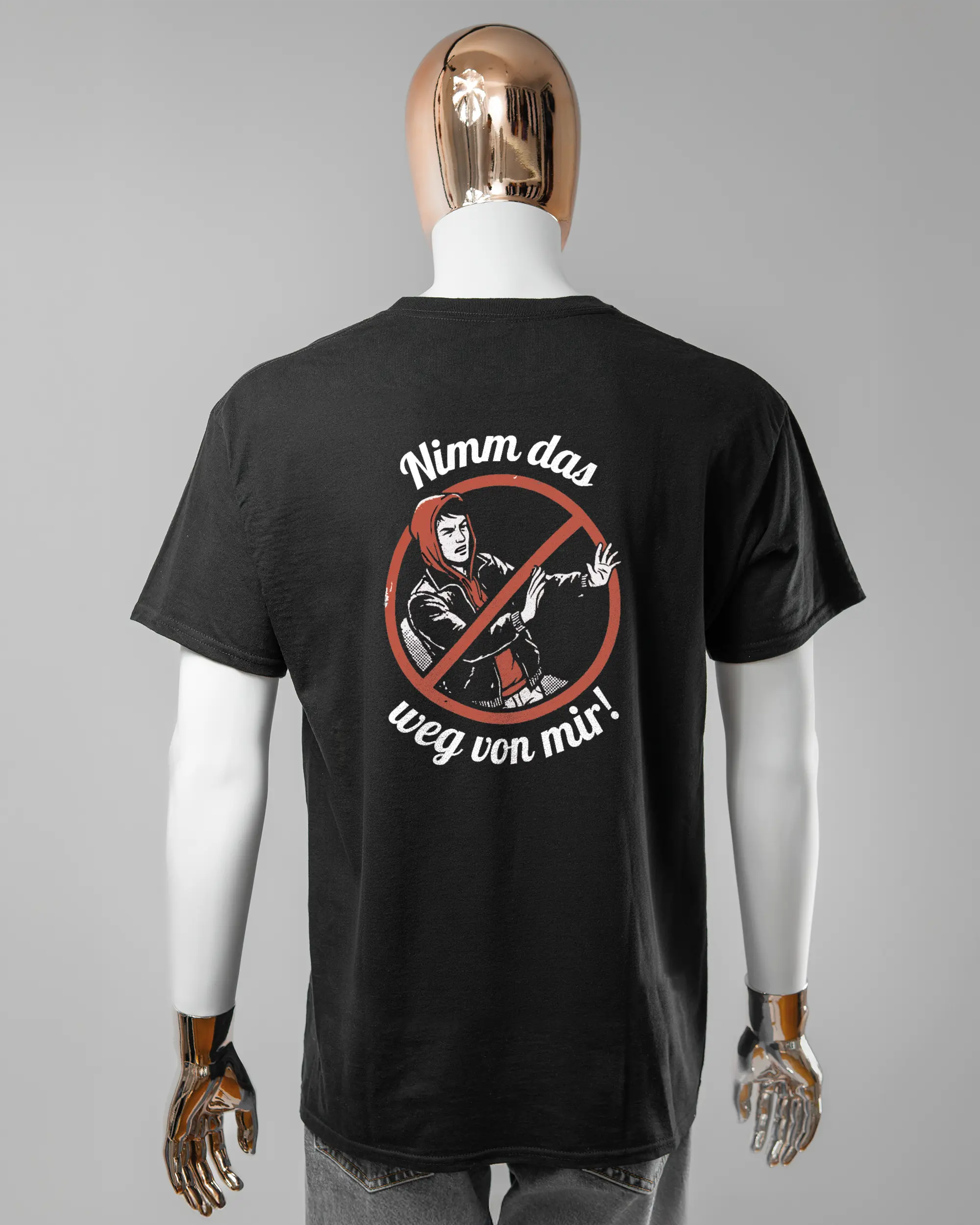 Rückseite des Basic Unisex T-Shirt Regular von Maondo mit dem Design Nimm das weg in der Farbe Black und in der Größe L getragen von einer maskulinen Puppe