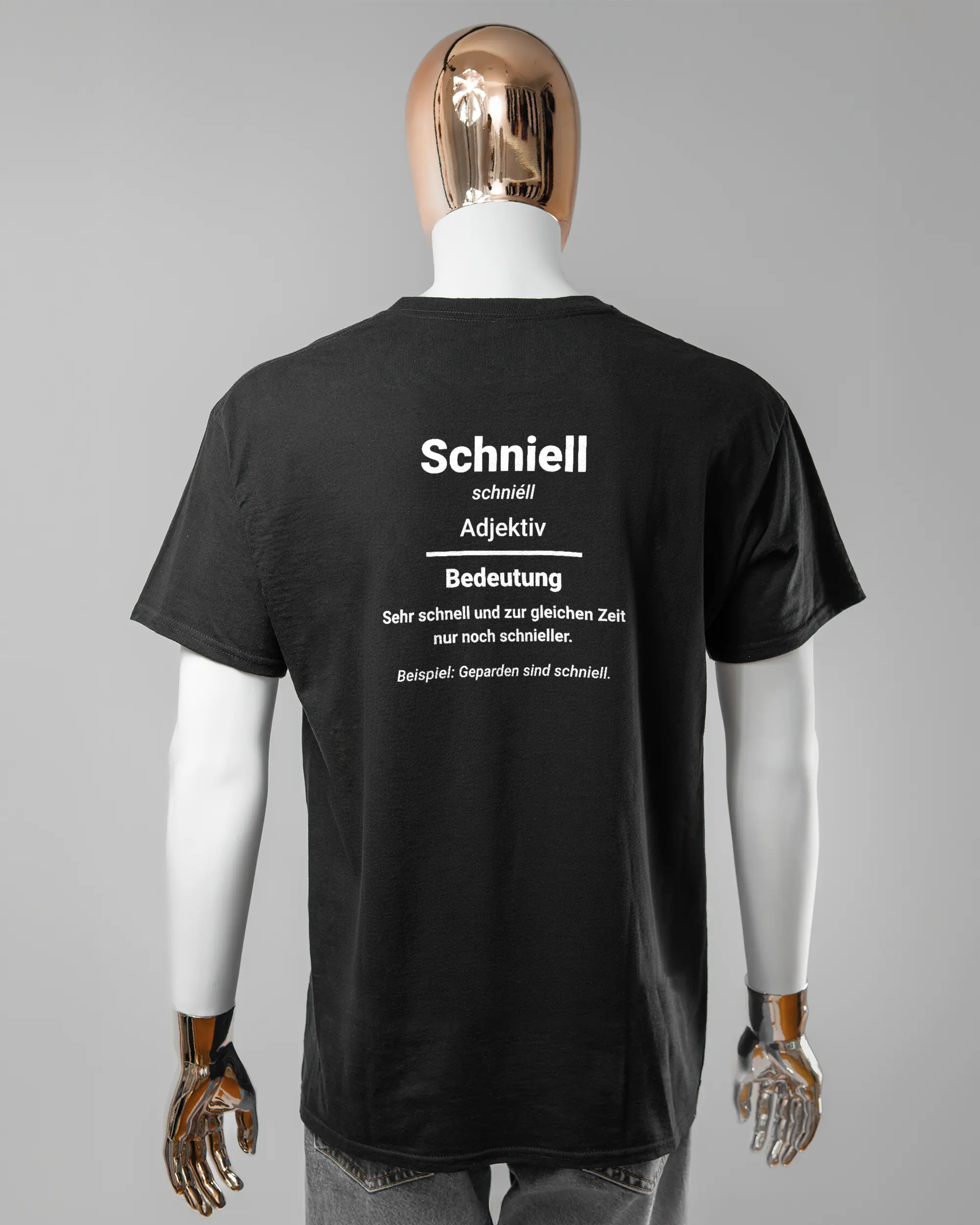Rückseite des Basic Unisex T-Shirt Regular von Maondo mit dem Design Schniell in der Farbe Black und in der Größe L getragen von einer maskulinen Puppe