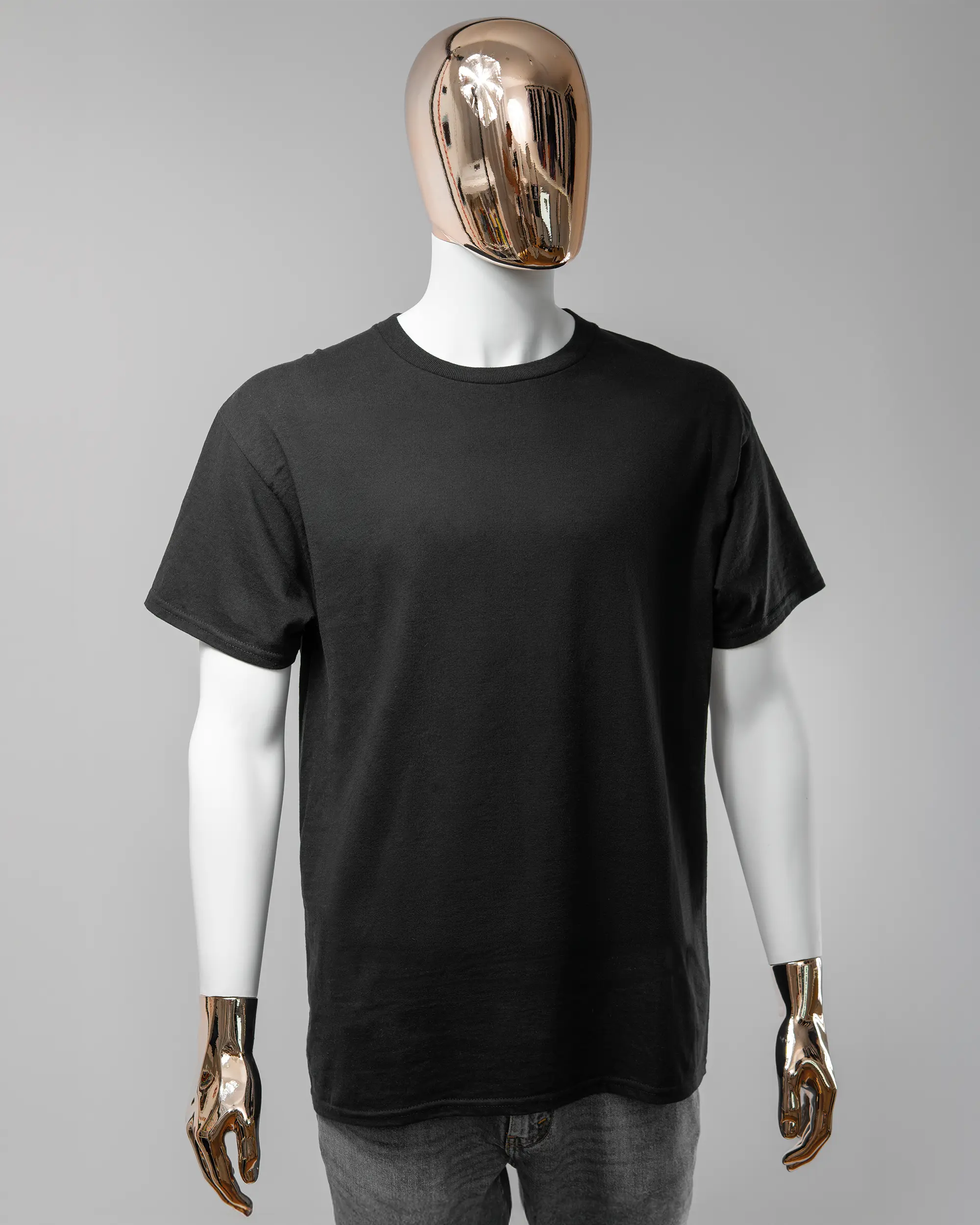 Vorderseite des Basic Unisex T-Shirt Regular von Maondo ohne Motiv in der Farbe Black und in der Größe L getragen von einer maskulinen Puppe