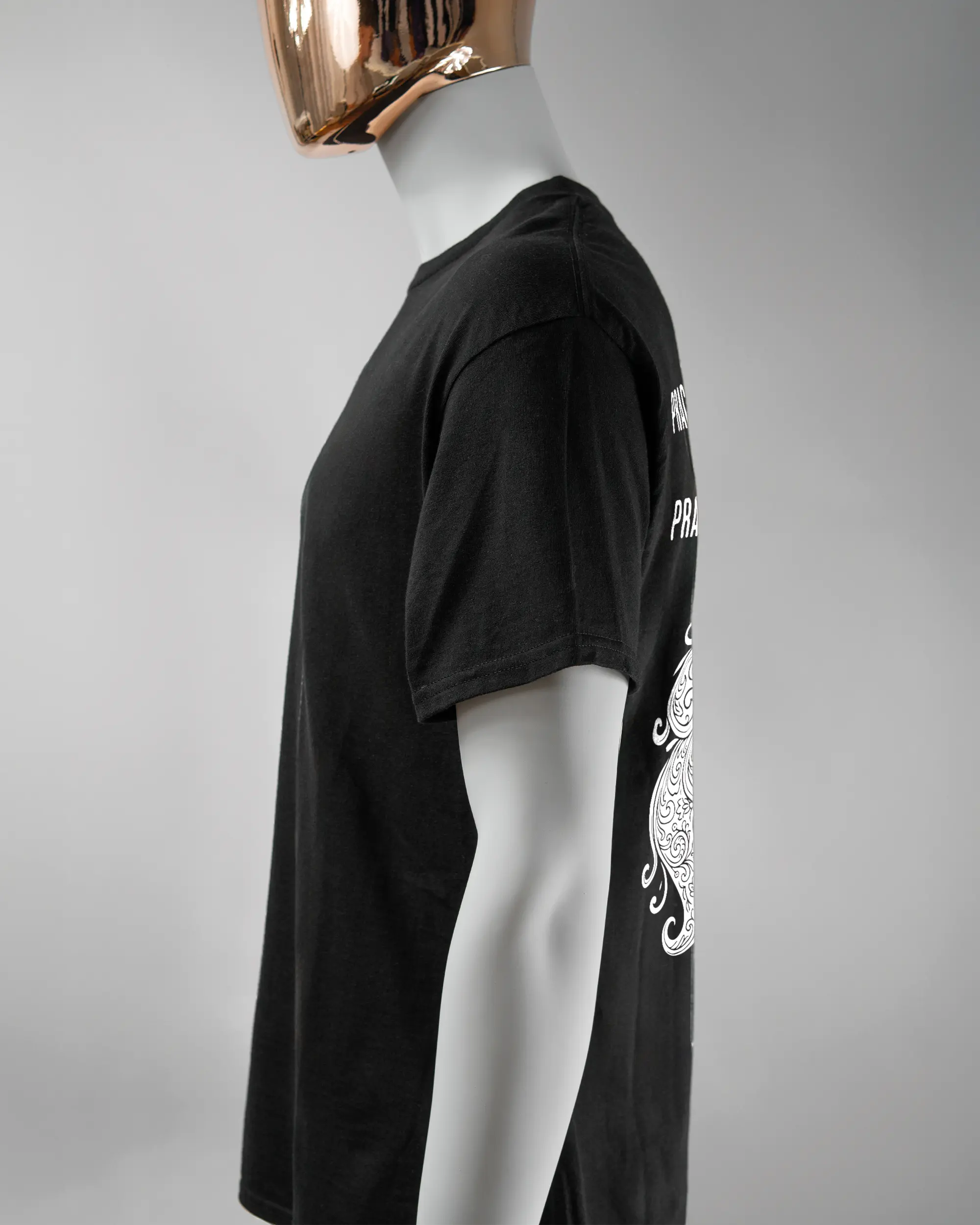 Seitenansicht des Basic Unisex T-Shirt Regular von Maondo mit dem Design Trachtentanz hinten in der Farbe Black und in der Größe L getragen von einer maskulinen Puppe