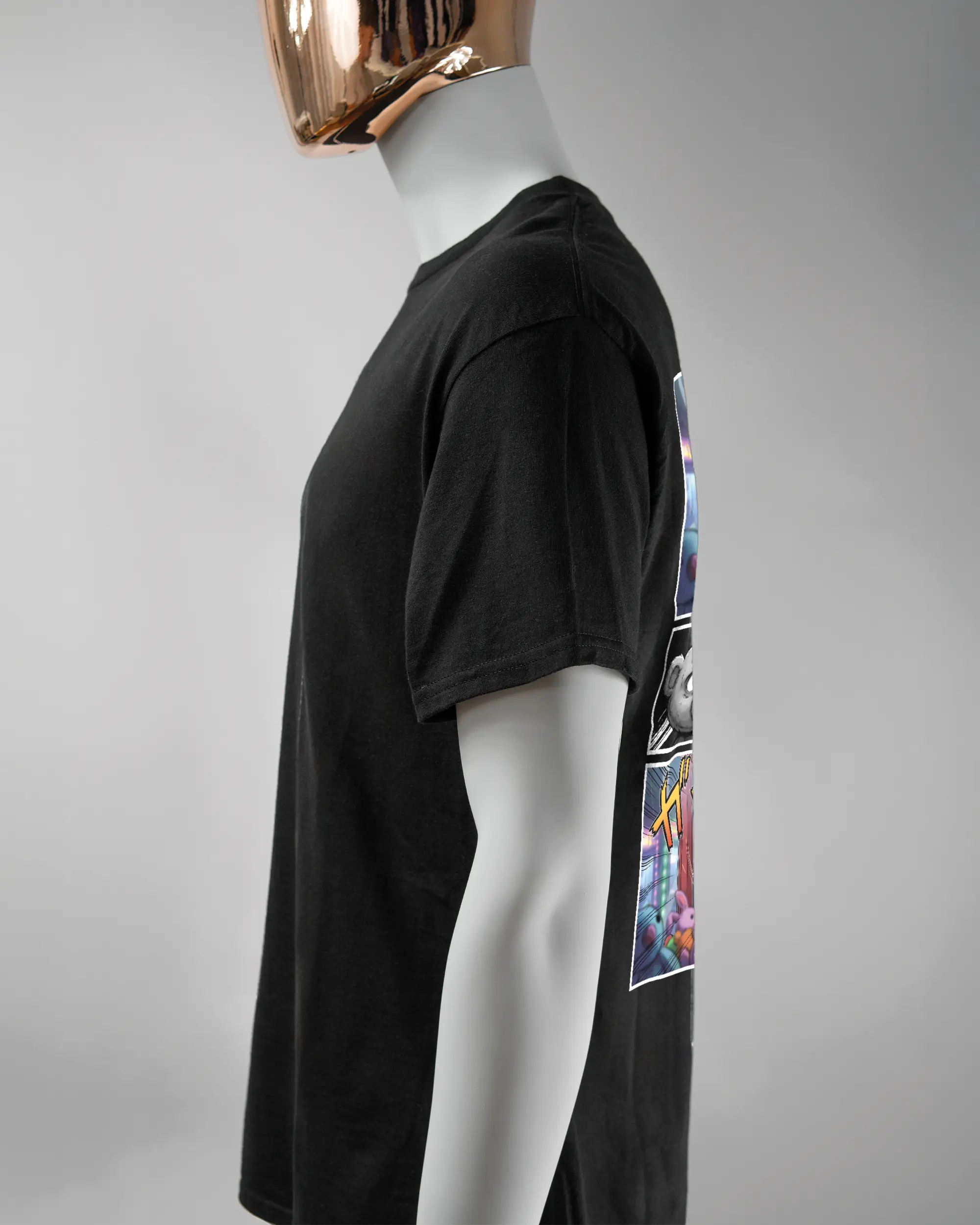 Seitenansicht des Basic Unisex T-Shirt Regular von Maondo mit dem Design Manga Stoff hinten in der Farbe Black und in der Größe L getragen von einer maskulinen Puppe