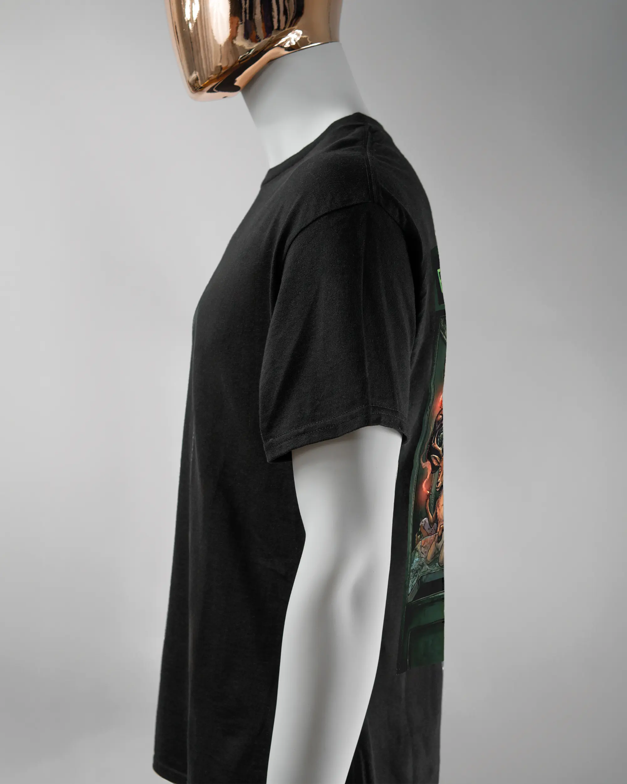 Seitenansicht des Basic Unisex T-Shirt Regular von Maondo mit dem Design Extrabreit hinten in der Farbe Black und in der Größe L getragen von einer maskulinen Puppe