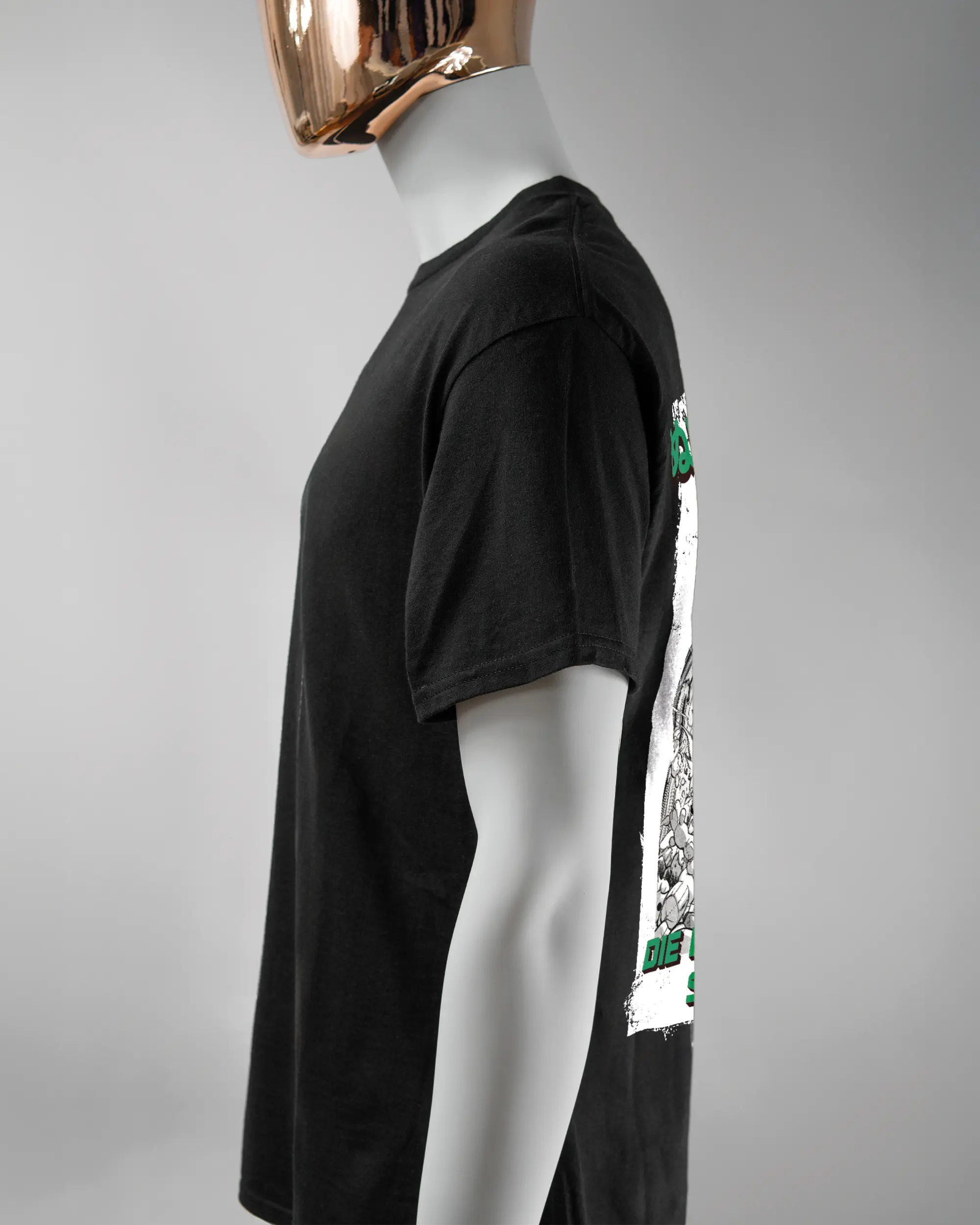 Seitenansicht des Basic Unisex T-Shirt Regular von Maondo mit dem Design Save 1 Stofftier hinten in der Farbe Black und in der Größe L getragen von einer maskulinen Puppe