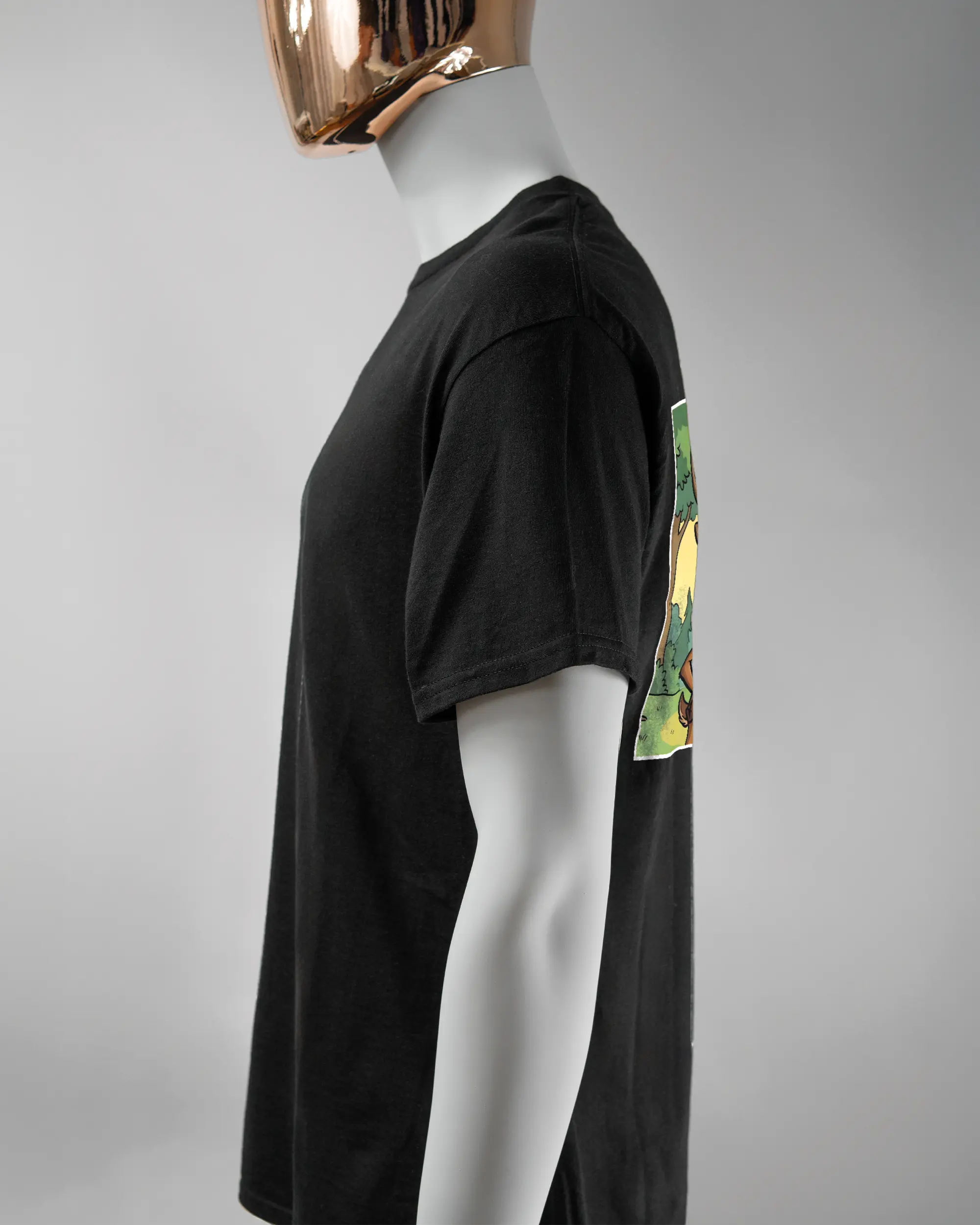 Seitenansicht des Basic Unisex T-Shirt Regular von Maondo mit dem Design Vollspannung hinten in der Farbe Black und in der Größe L getragen von einer maskulinen Puppe