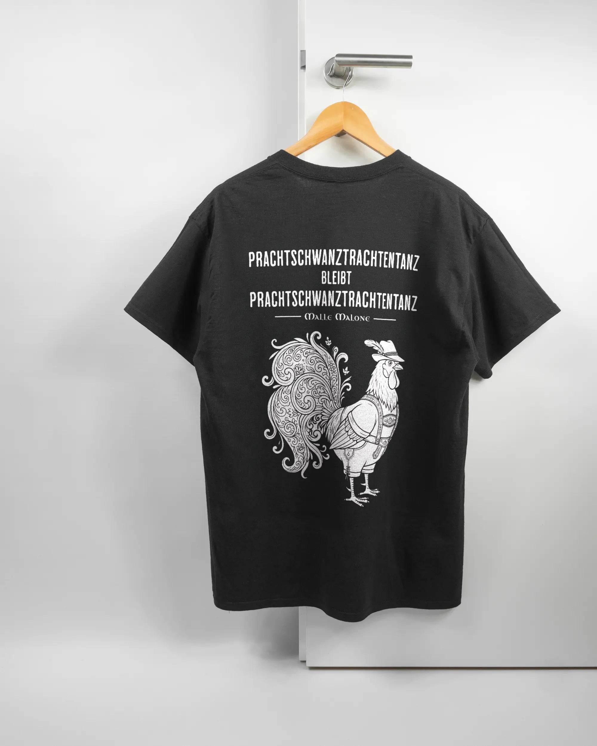 Rückseite des Basic Unisex T-Shirt Regular von Maondo mit dem Design Trachtentanz in der Farbe Black und in der Größe L auf einem Bügel an der Türklinke aufgehängt