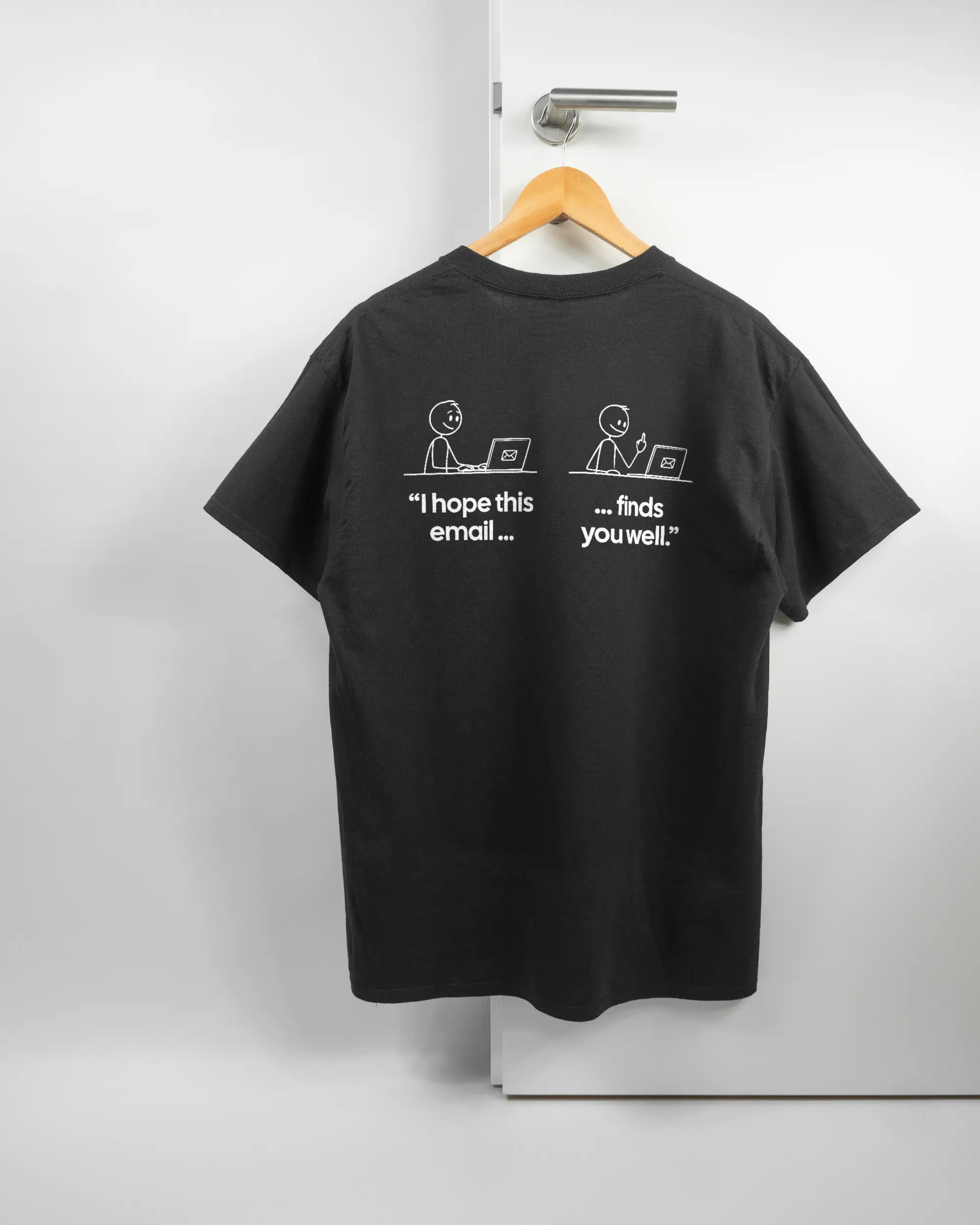 Rückseite des Basic Unisex T-Shirt Regular von Maondo mit dem Design Found me not well in der Farbe Black und in der Größe L auf einem Bügel an der Türklinke aufgehängt