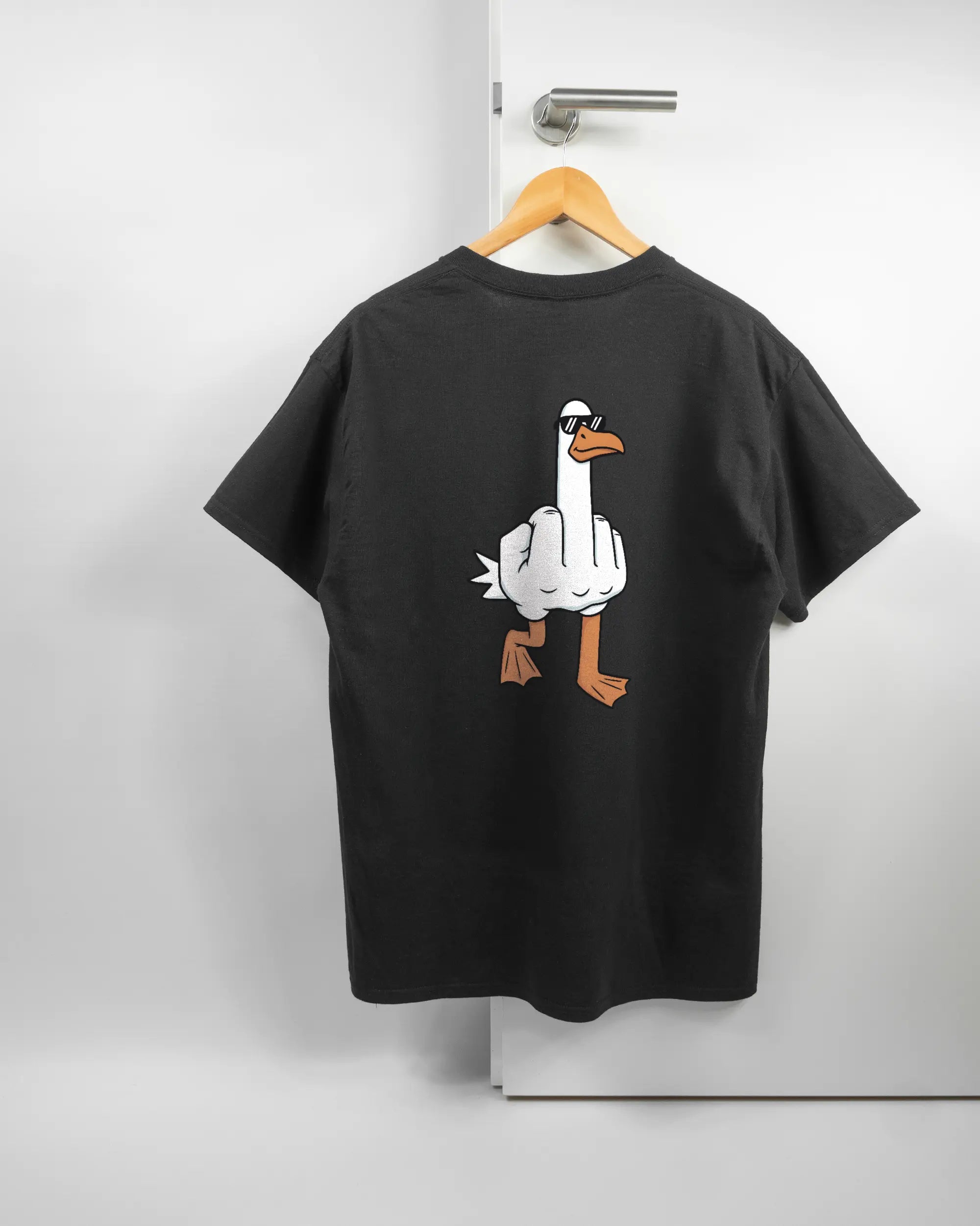 Rückseite des Basic Unisex T-Shirt Regular von Maondo mit dem Design I give a duck in der Farbe Black und in der Größe L auf einem Bügel an der Türklinke aufgehängt