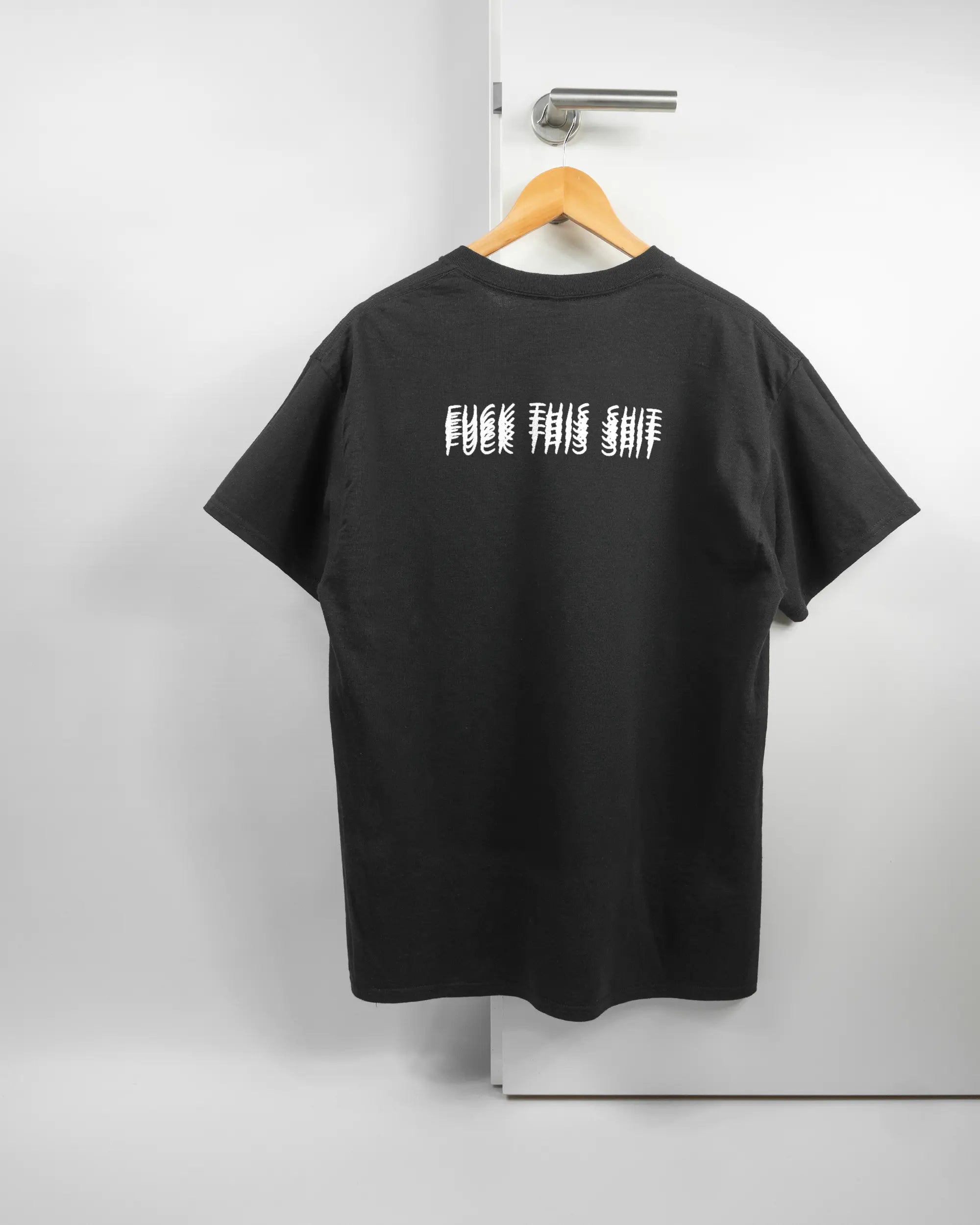 Rückseite des Basic Unisex T-Shirt Regular von Maondo mit dem Design Hidden Message in der Farbe Black und in der Größe L auf einem Bügel an der Türklinke aufgehängt