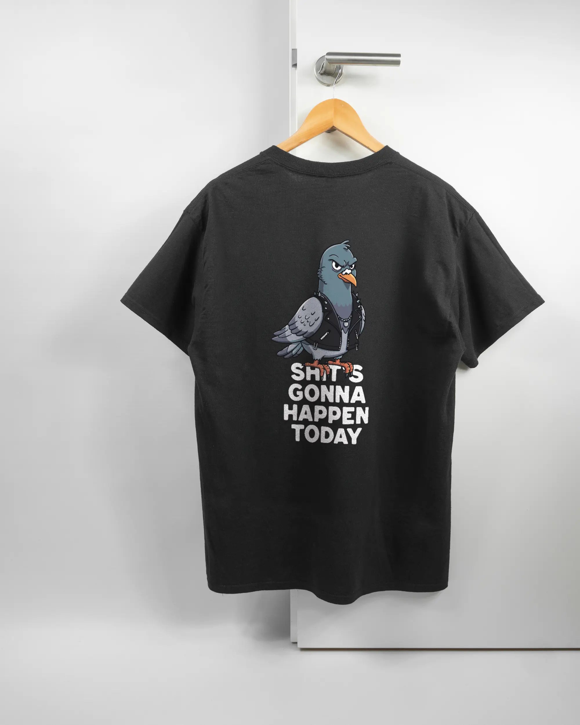 Rückseite des Basic Unisex T-Shirt Regular von Maondo mit dem Design Pigeon Pun in der Farbe Black und in der Größe L auf einem Bügel an der Türklinke aufgehängt