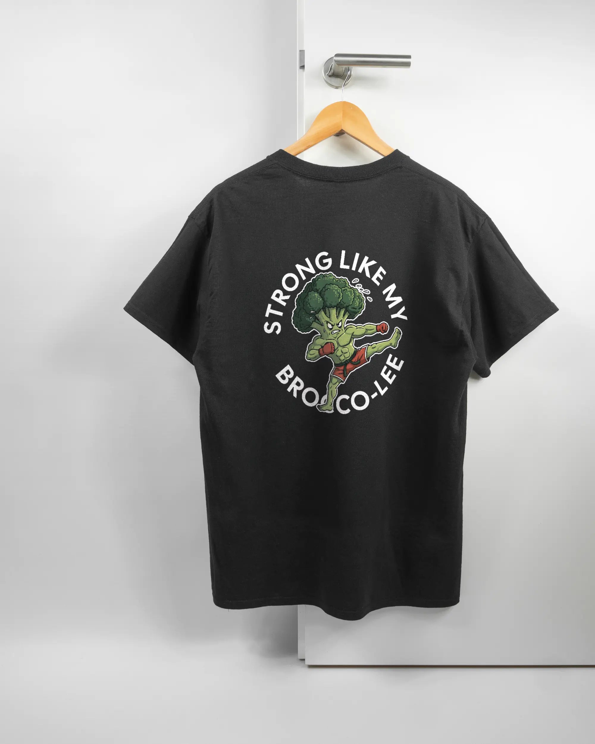 Rückseite des Basic Unisex T-Shirt Regular von Maondo mit dem Design Brocco-Lee in der Farbe Black und in der Größe L auf einem Bügel an der Türklinke aufgehängt
