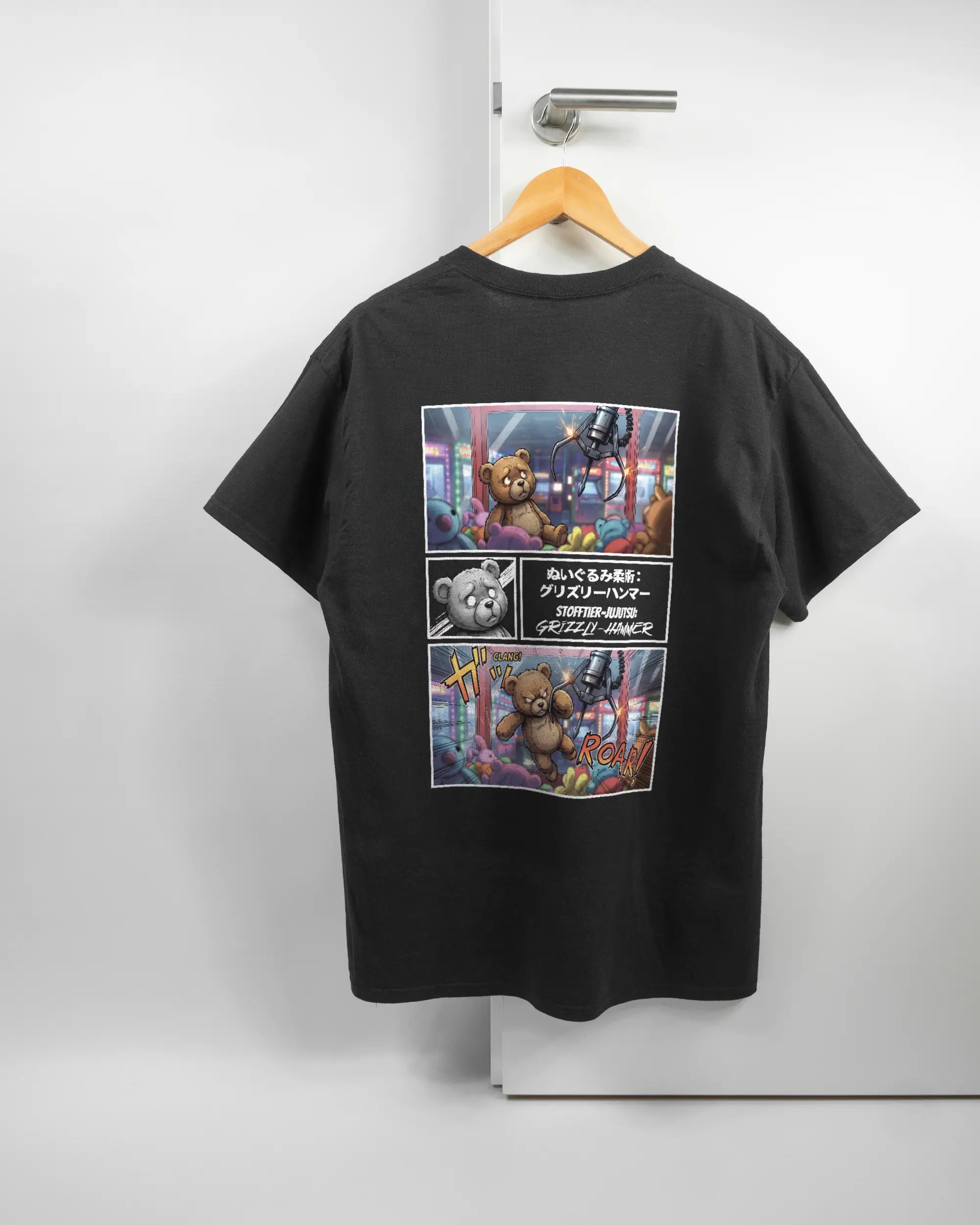 Rückseite des Basic Unisex T-Shirt Regular von Maondo mit dem Design Manga Stoff in der Farbe Black und in der Größe L auf einem Bügel an der Türklinke aufgehängt