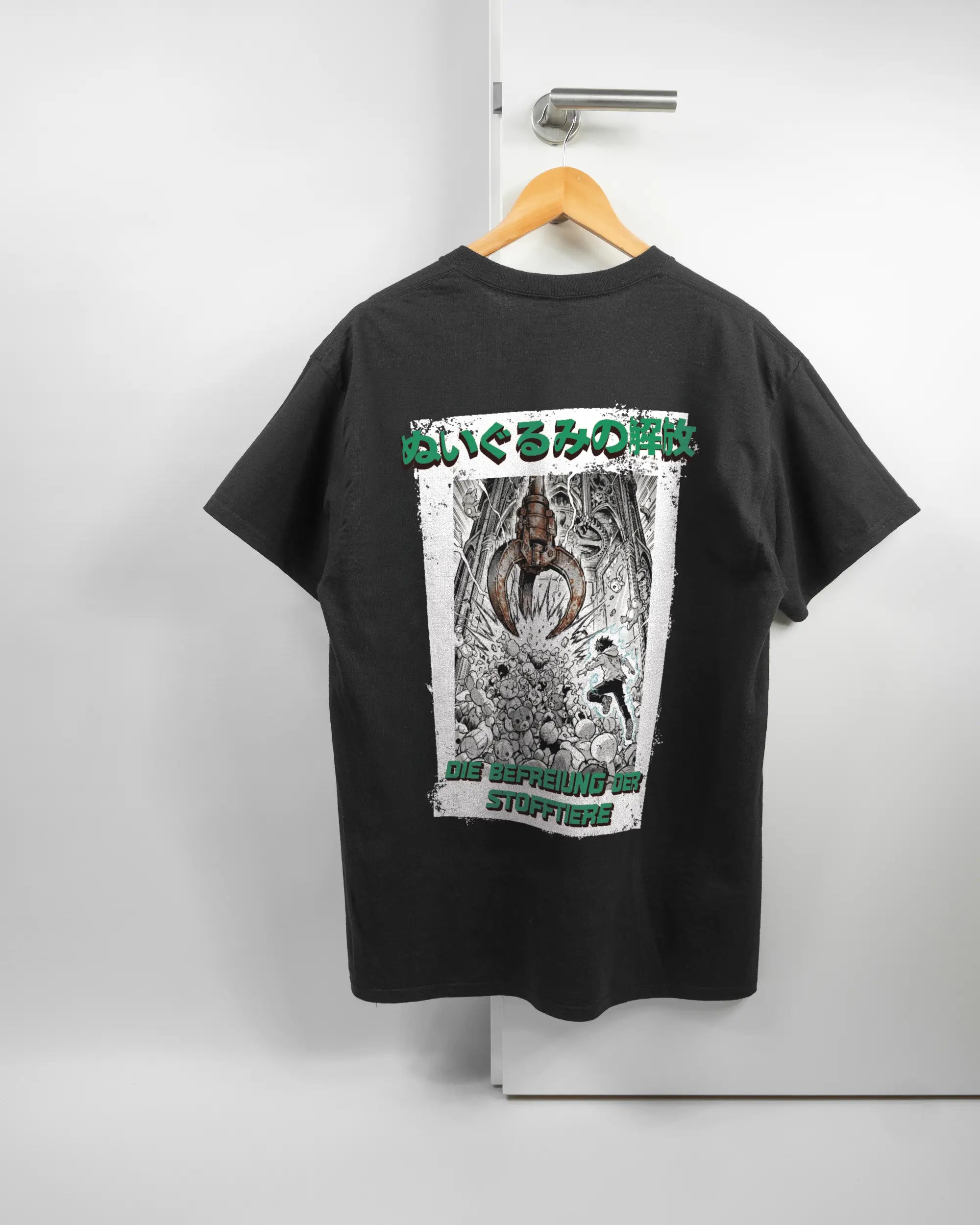 Rückseite des Basic Unisex T-Shirt Regular von Maondo mit dem Design Save 1 Stofftier in der Farbe Black und in der Größe L auf einem Bügel an der Türklinke aufgehängt