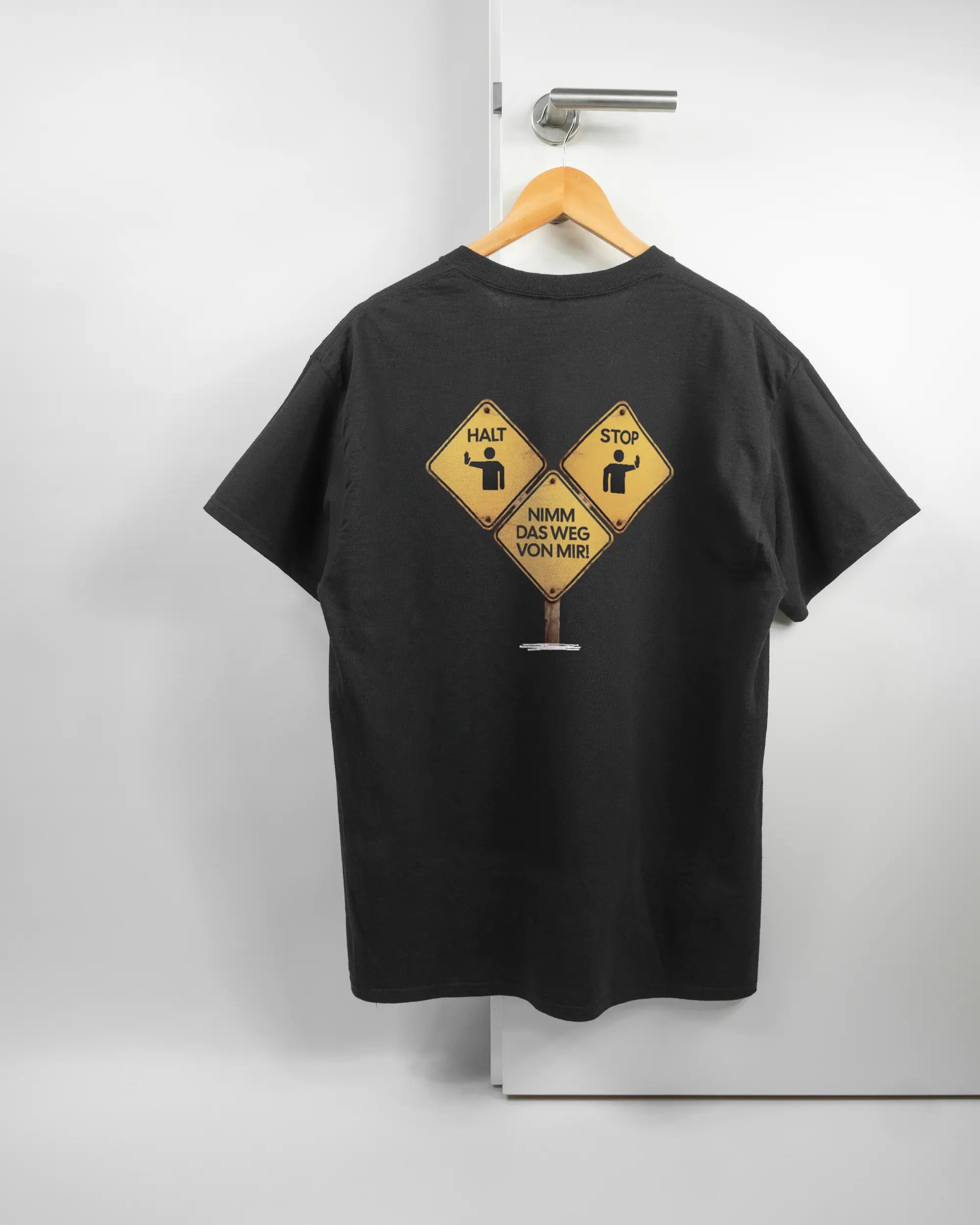 Rückseite des Basic Unisex T-Shirt Regular von Maondo mit dem Design Schutzschild in der Farbe Black und in der Größe L auf einem Bügel an der Türklinke aufgehängt