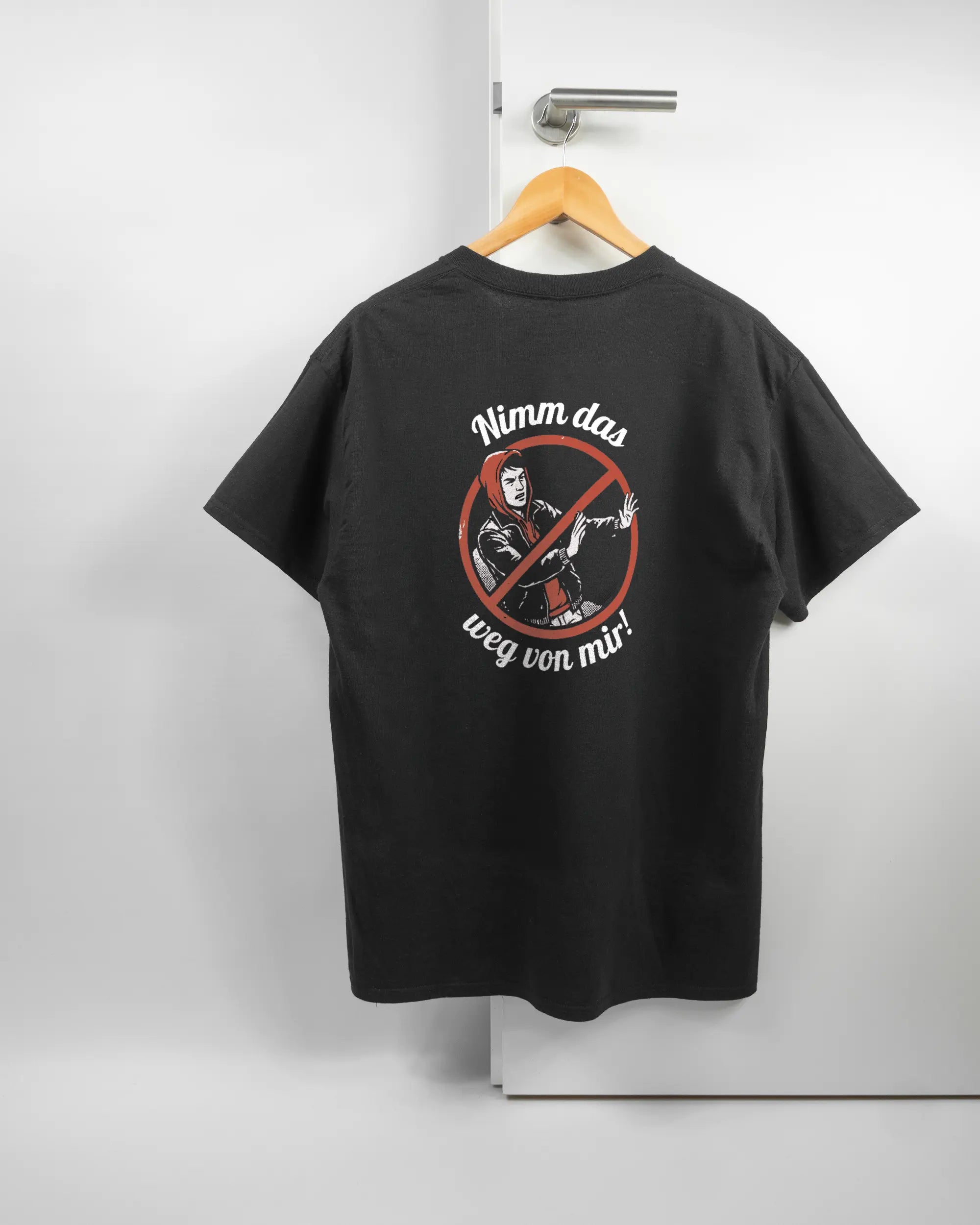 Rückseite des Basic Unisex T-Shirt Regular von Maondo mit dem Design Nimm das weg in der Farbe Black und in der Größe L auf einem Bügel an der Türklinke aufgehängt