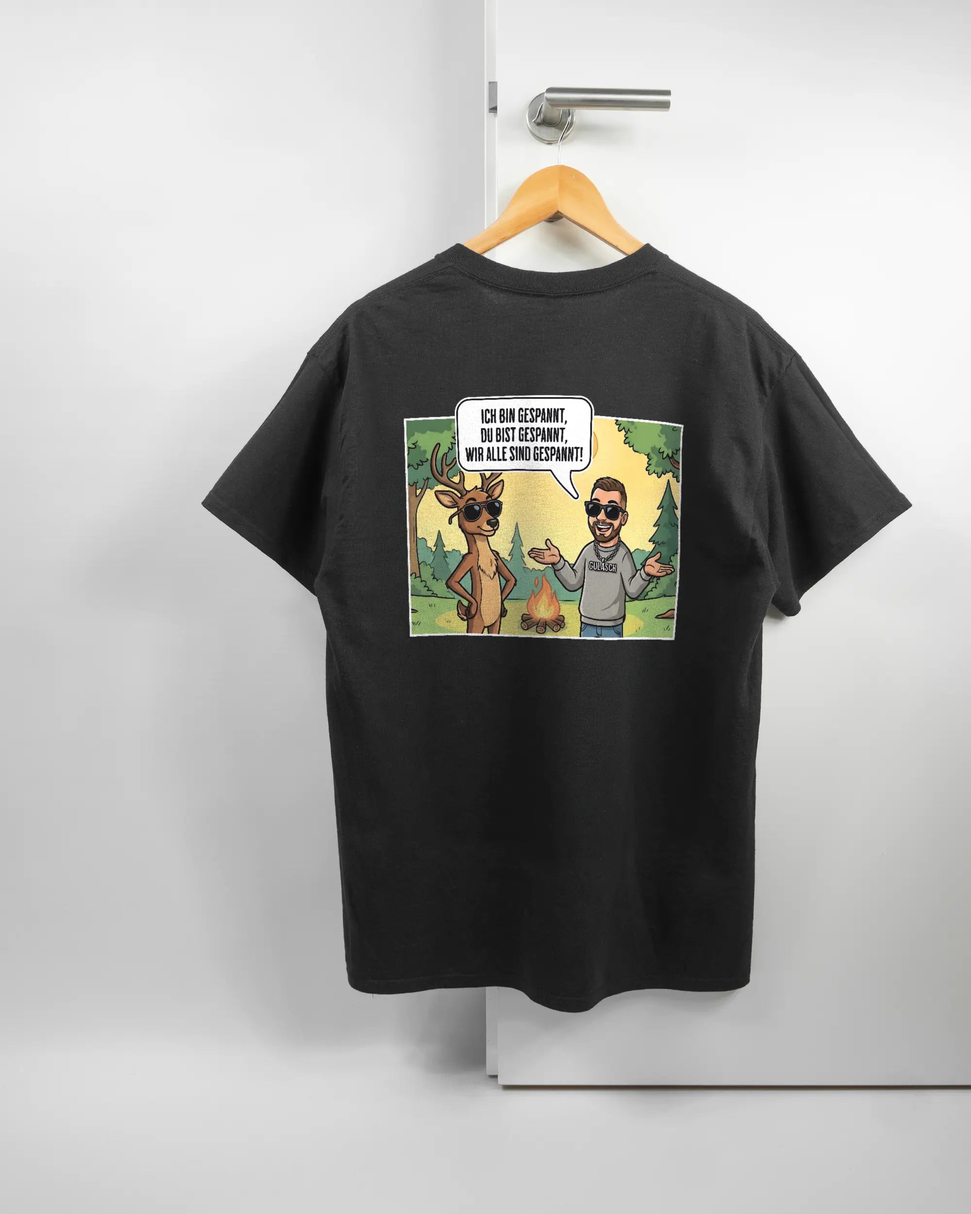 Rückseite des Basic Unisex T-Shirt Regular von Maondo mit dem Design Vollspannung in der Farbe Black und in der Größe L auf einem Bügel an der Türklinke aufgehängt