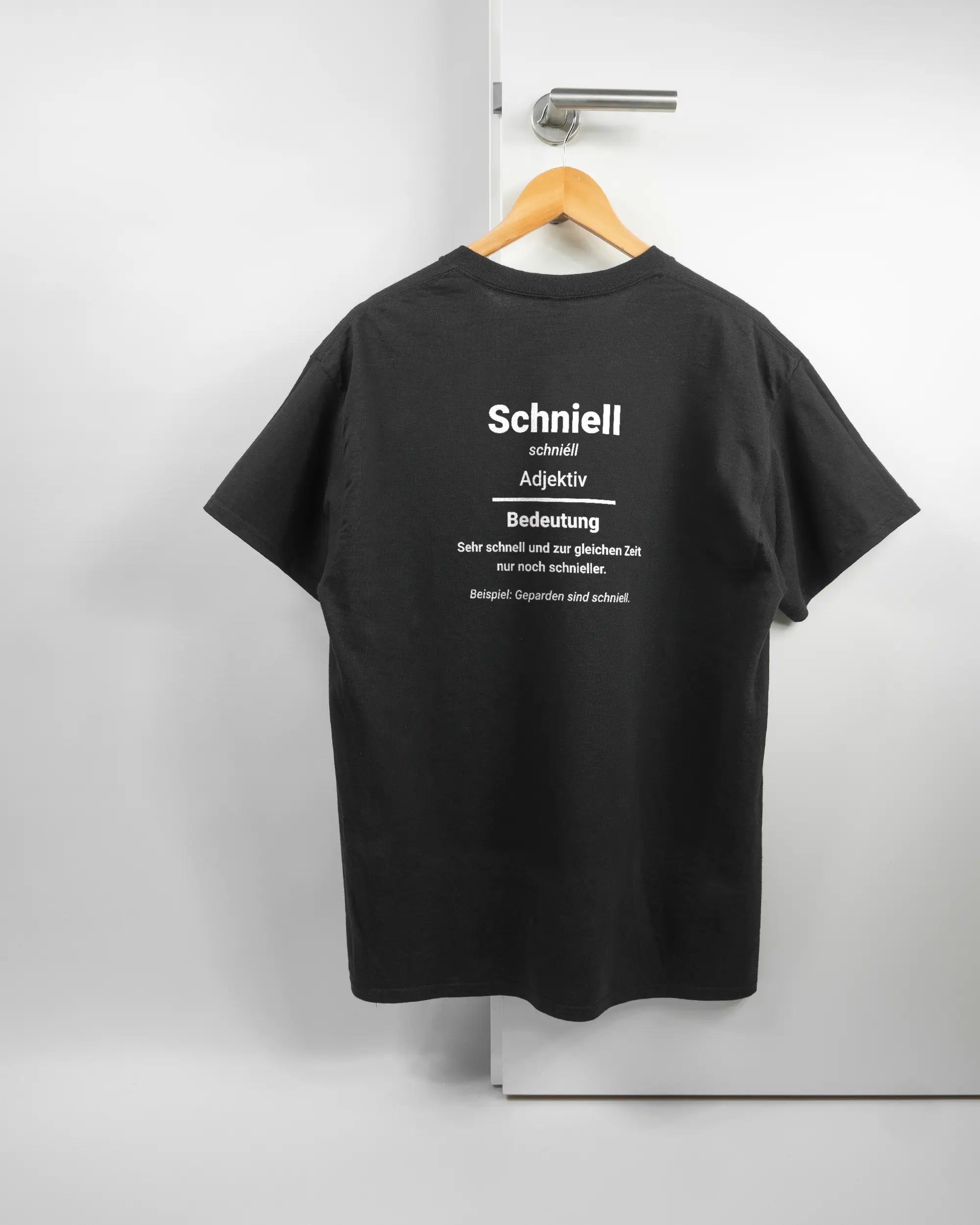 Rückseite des Basic Unisex T-Shirt Regular von Maondo mit dem Design Schniell in der Farbe Black und in der Größe L auf einem Bügel an der Türklinke aufgehängt