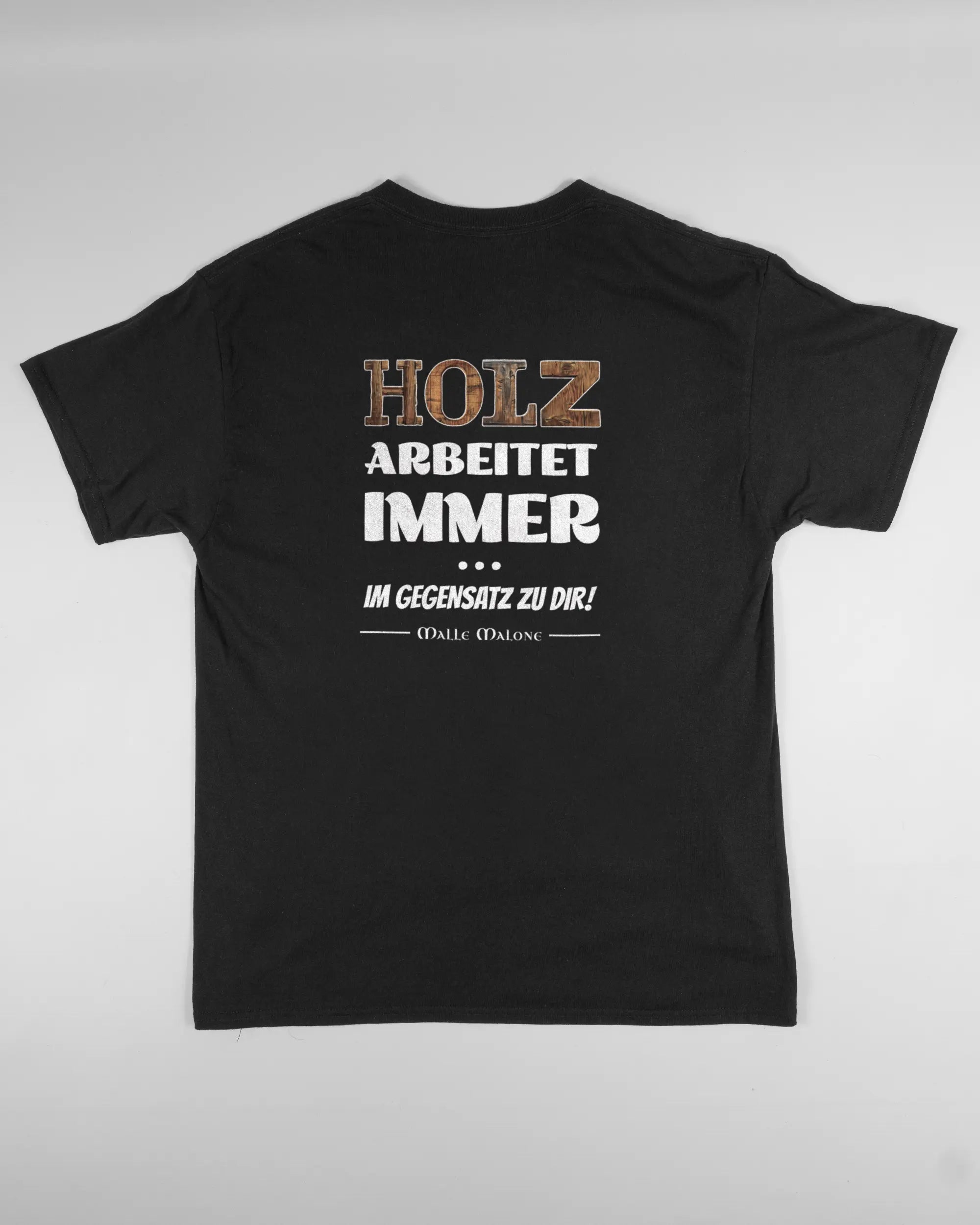 Rückseite des Basic Unisex T-Shirt Regular von Maondo mit dem Design Holzarbeit in der Farbe Black und in der Größe L flach auf den Boden gelegt