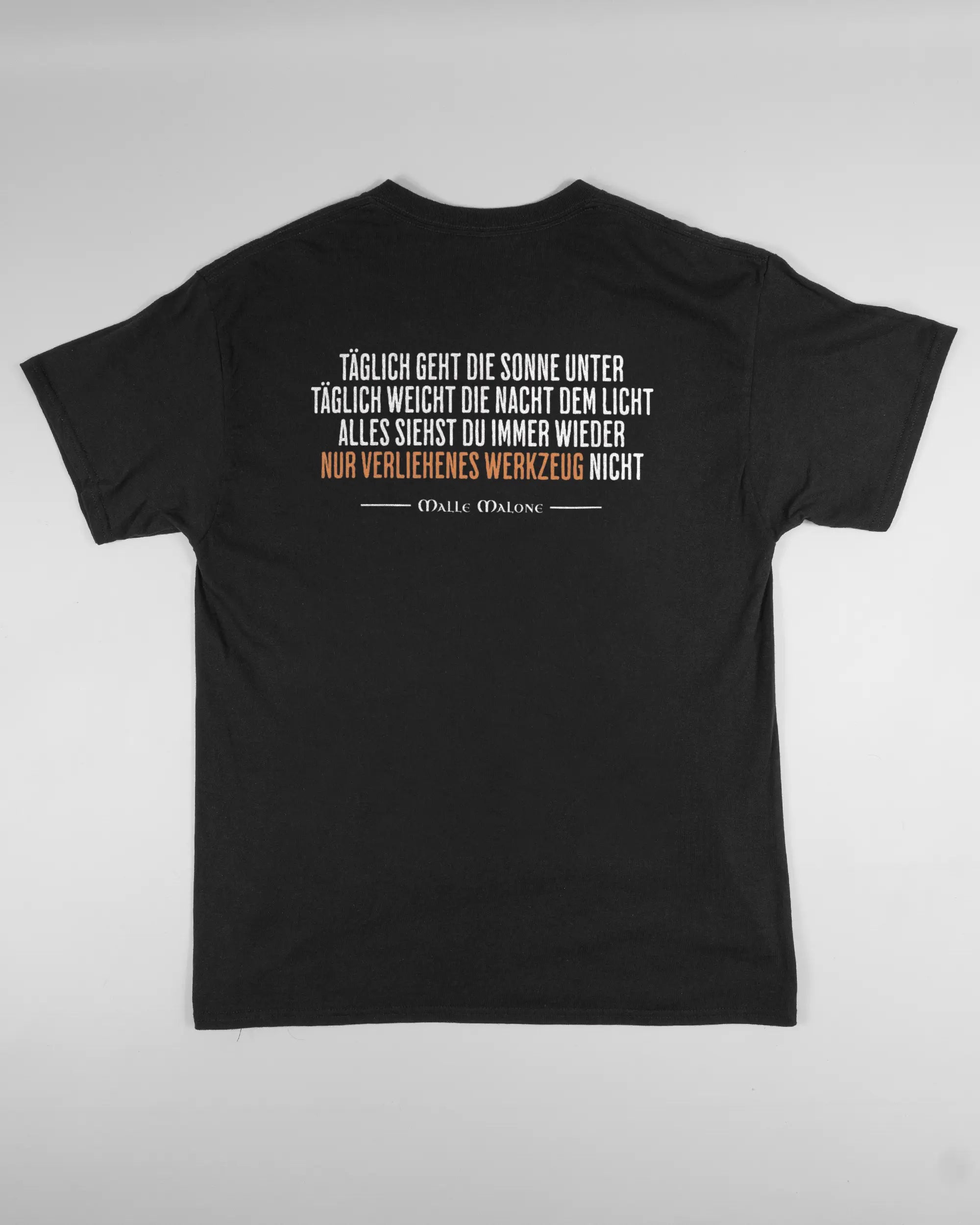 Rückseite des Basic Unisex T-Shirt Regular von Maondo mit dem Design Wegzeug in der Farbe Black und in der Größe L flach auf den Boden gelegt