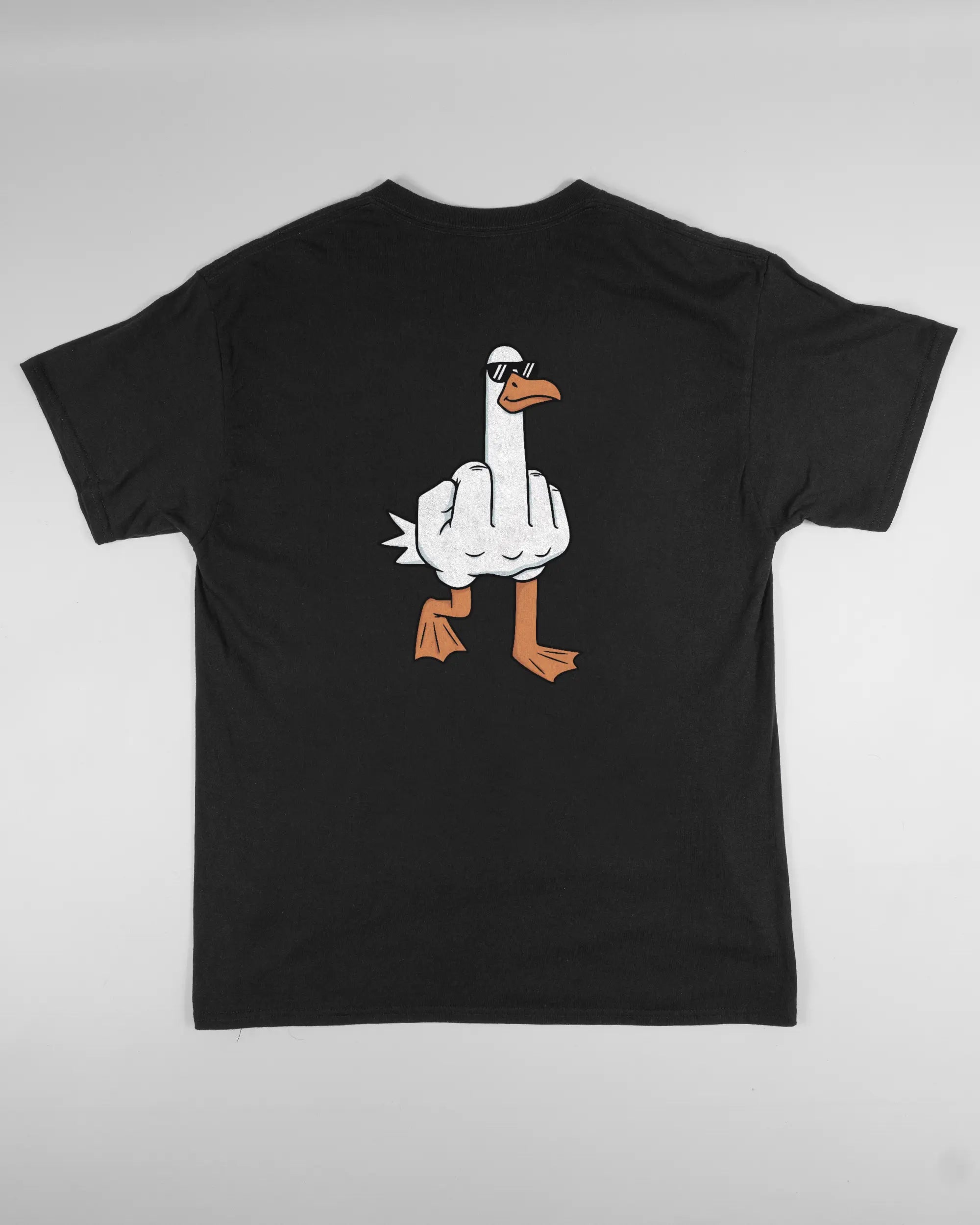 Rückseite des Basic Unisex T-Shirt Regular von Maondo mit dem Design I give a duck in der Farbe Black und in der Größe L flach auf den Boden gelegt