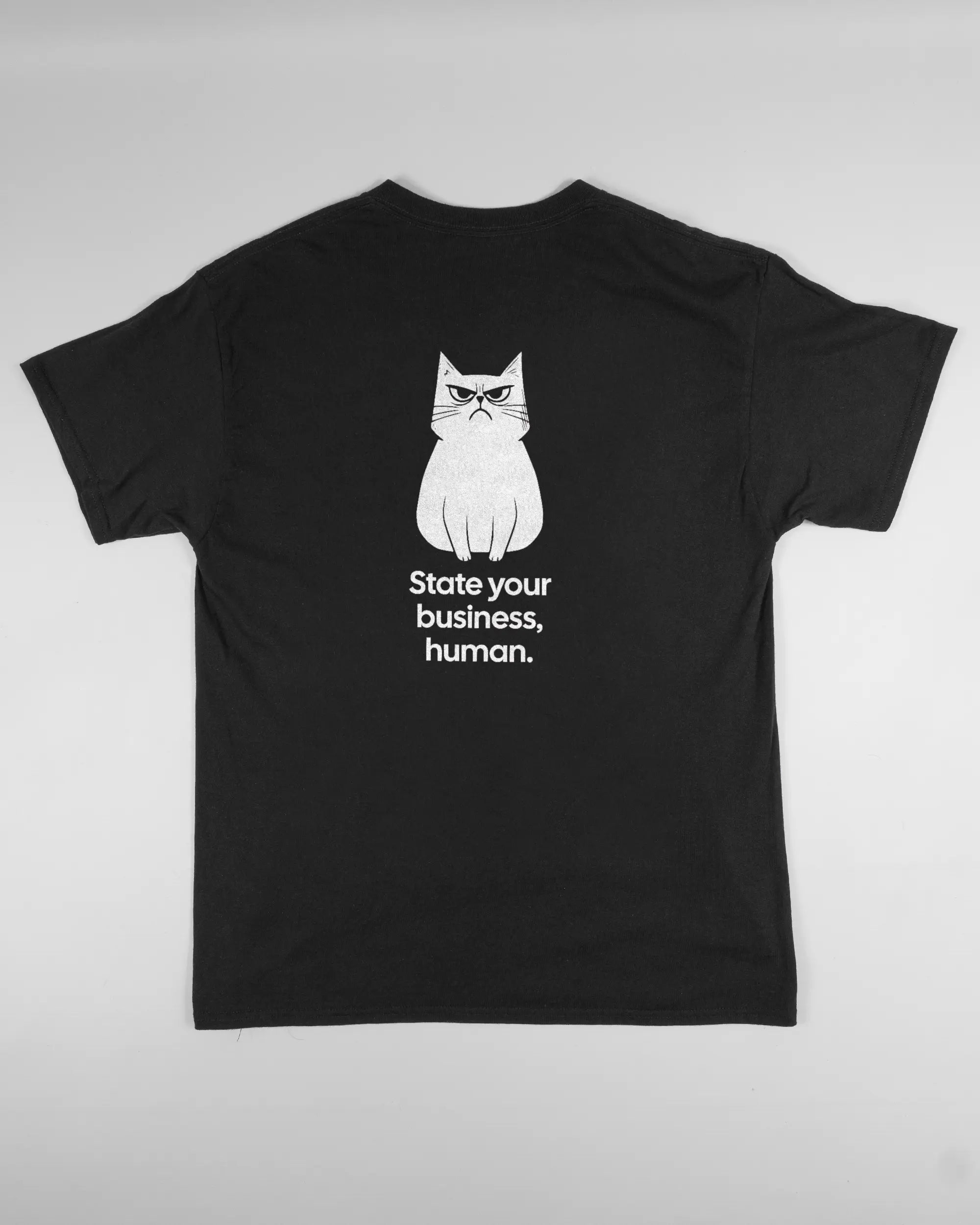 Rückseite des Basic Unisex T-Shirt Regular von Maondo mit dem Design Grumpy Purr in der Farbe Black und in der Größe L flach auf den Boden gelegt