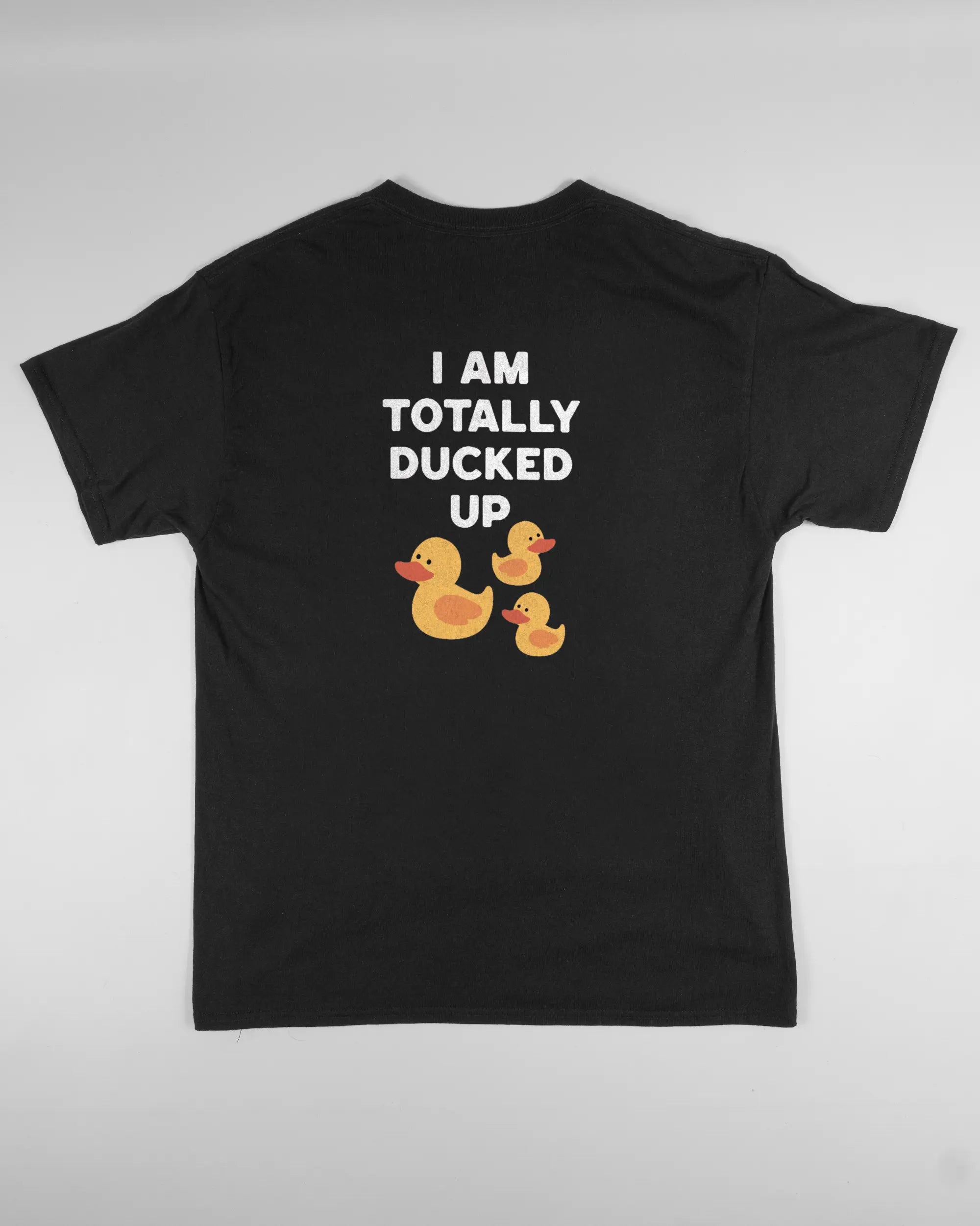 Rückseite des Basic Unisex T-Shirt Regular von Maondo mit dem Design Ducked Up in der Farbe Black und in der Größe L flach auf den Boden gelegt