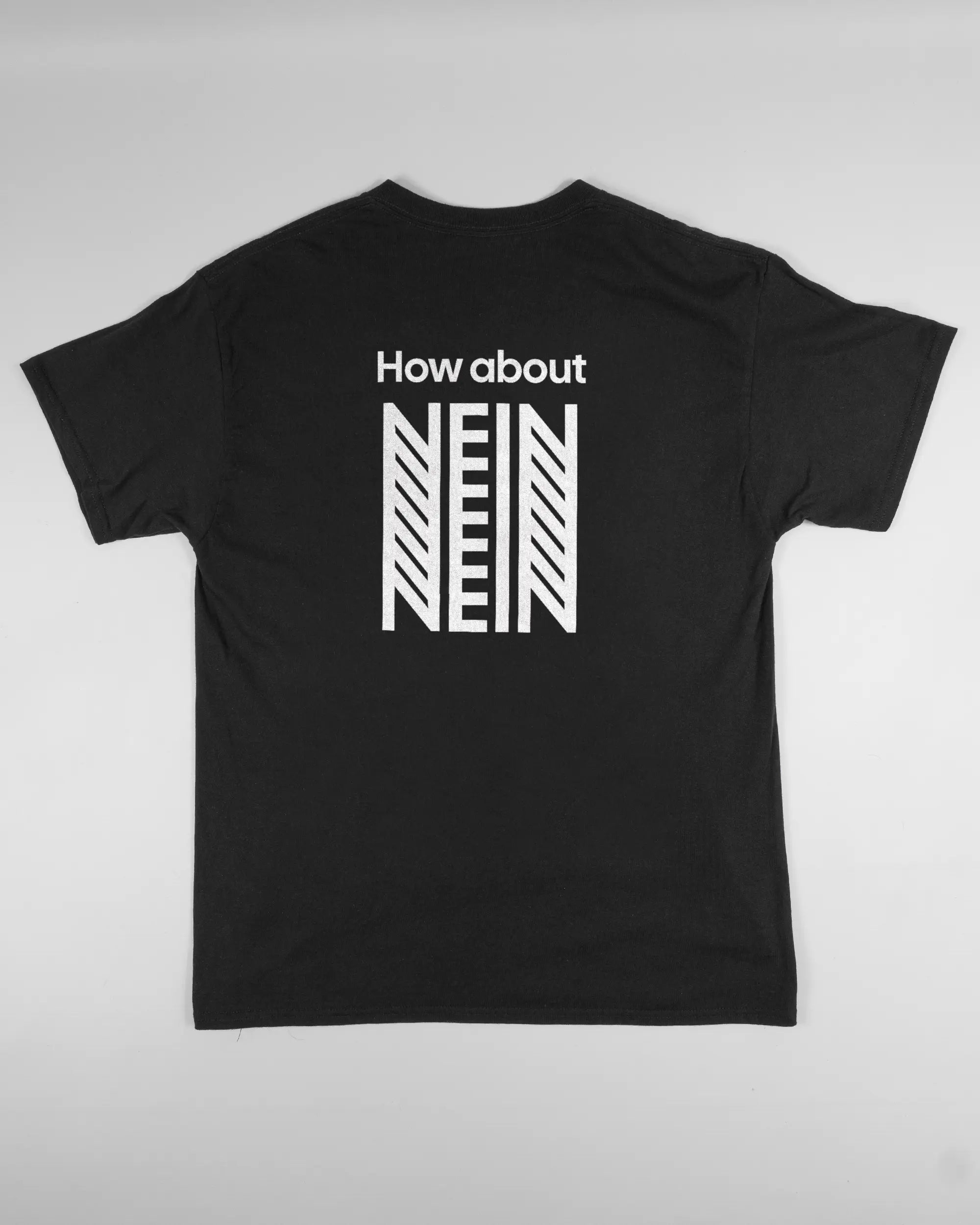 Rückseite des Basic Unisex T-Shirt Regular von Maondo mit dem Design How about nein in der Farbe Black und in der Größe L flach auf den Boden gelegt