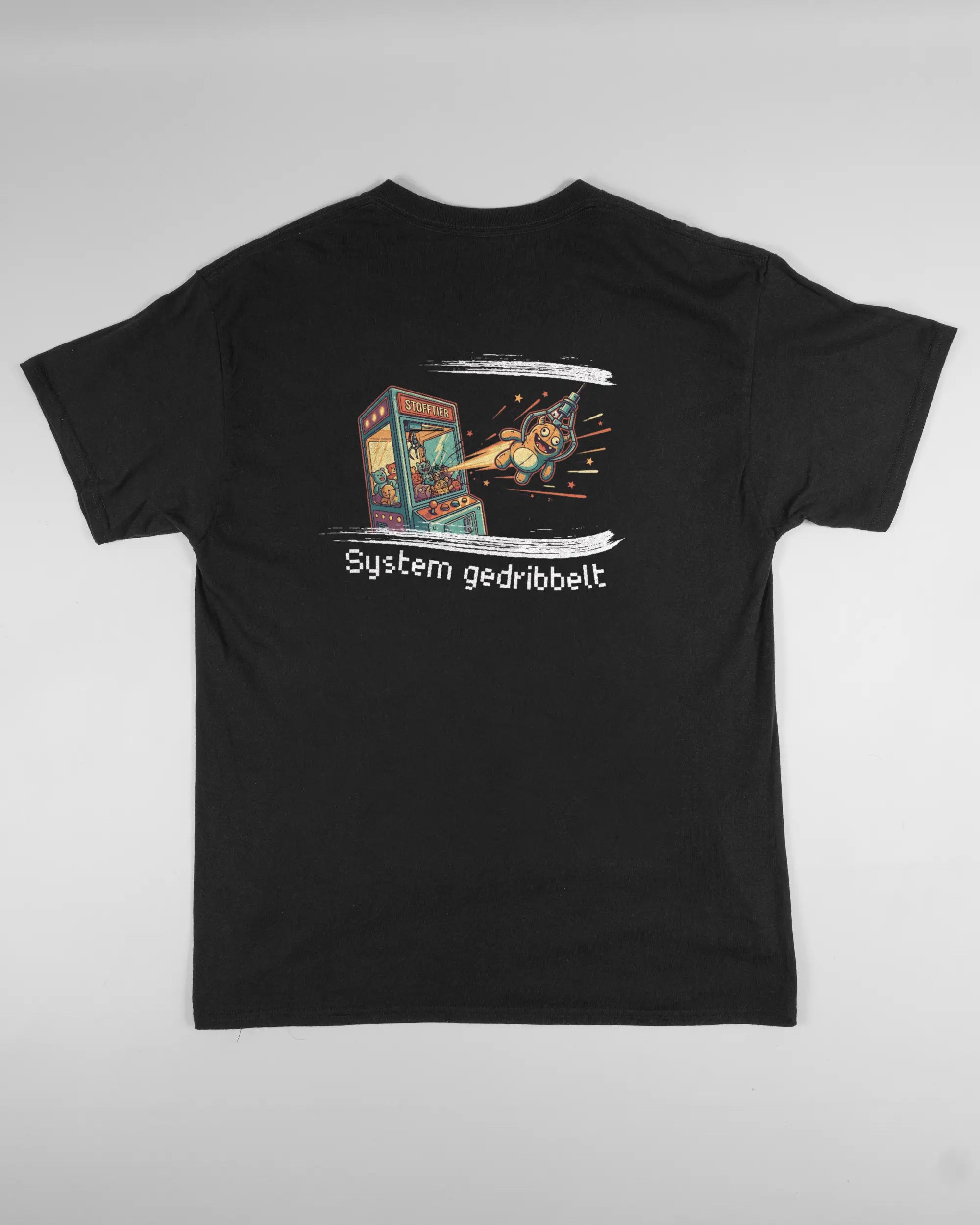 Rückseite des Basic Unisex T-Shirt Regular von Maondo mit dem Design System gedribbelt in der Farbe Black und in der Größe L flach auf den Boden gelegt