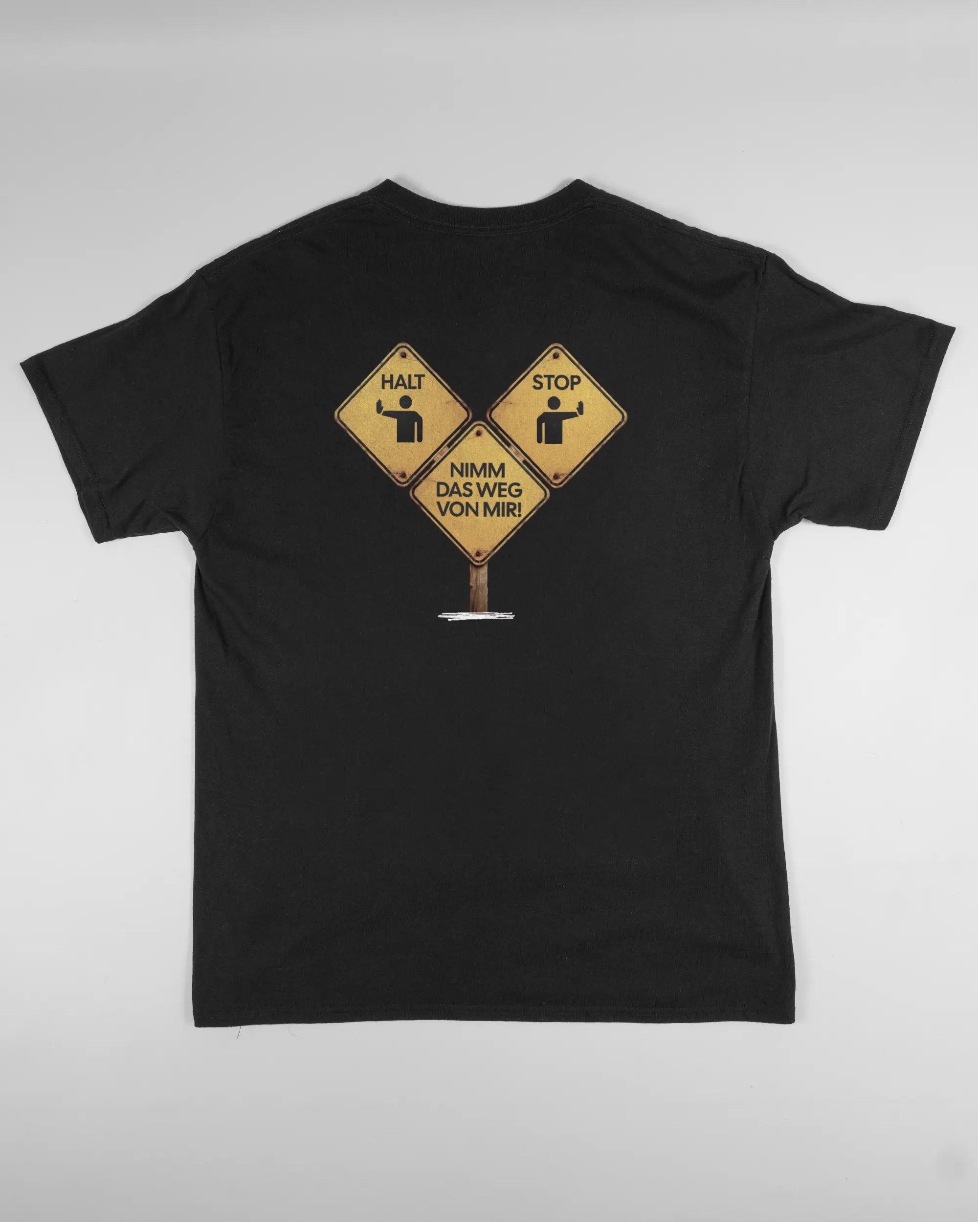 Rückseite des Basic Unisex T-Shirt Regular von Maondo mit dem Design Schutzschild in der Farbe Black und in der Größe L flach auf den Boden gelegt