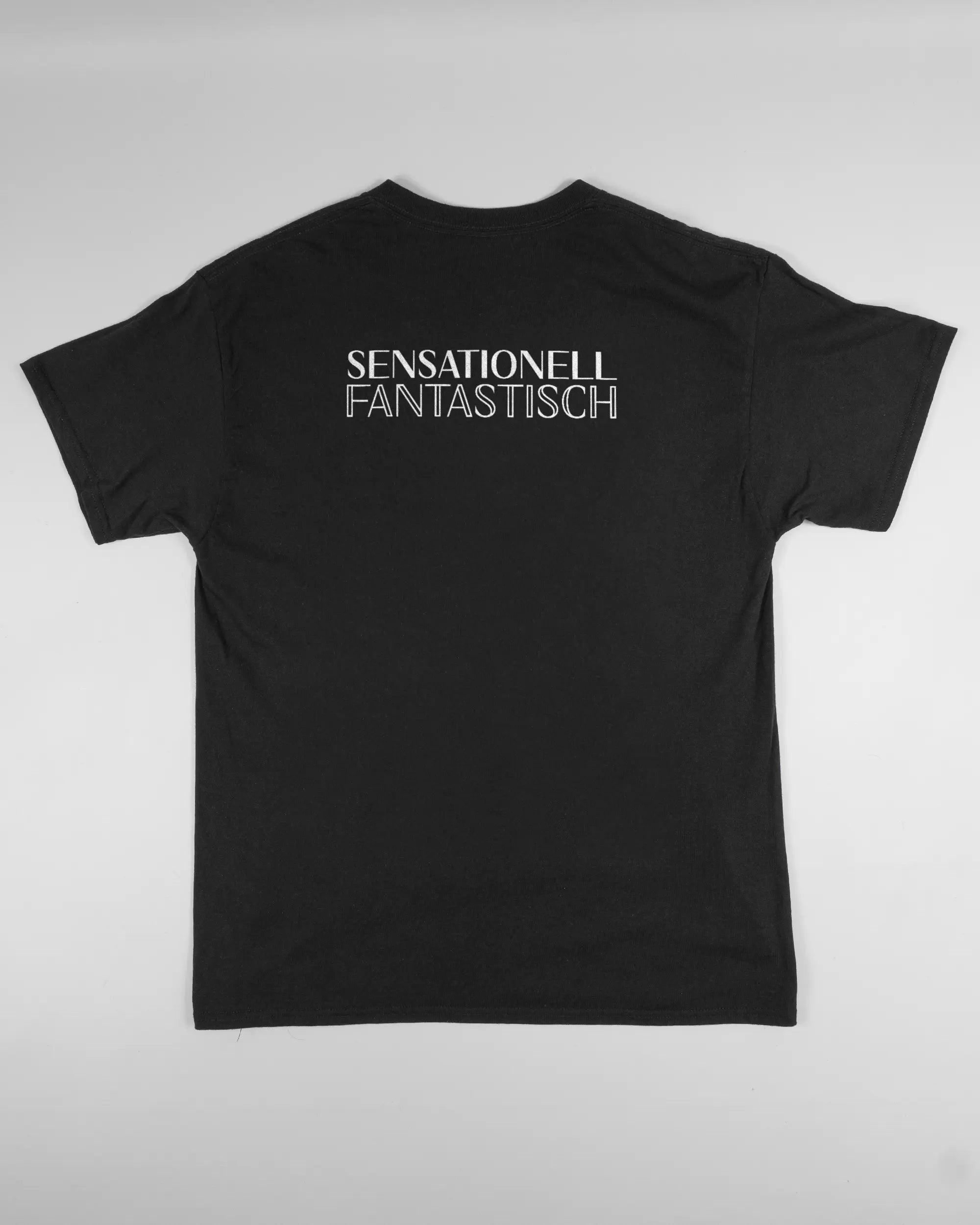 Rückseite des Basic Unisex T-Shirt Regular von Maondo mit dem Design Sensationell in der Farbe Black und in der Größe L flach auf den Boden gelegt