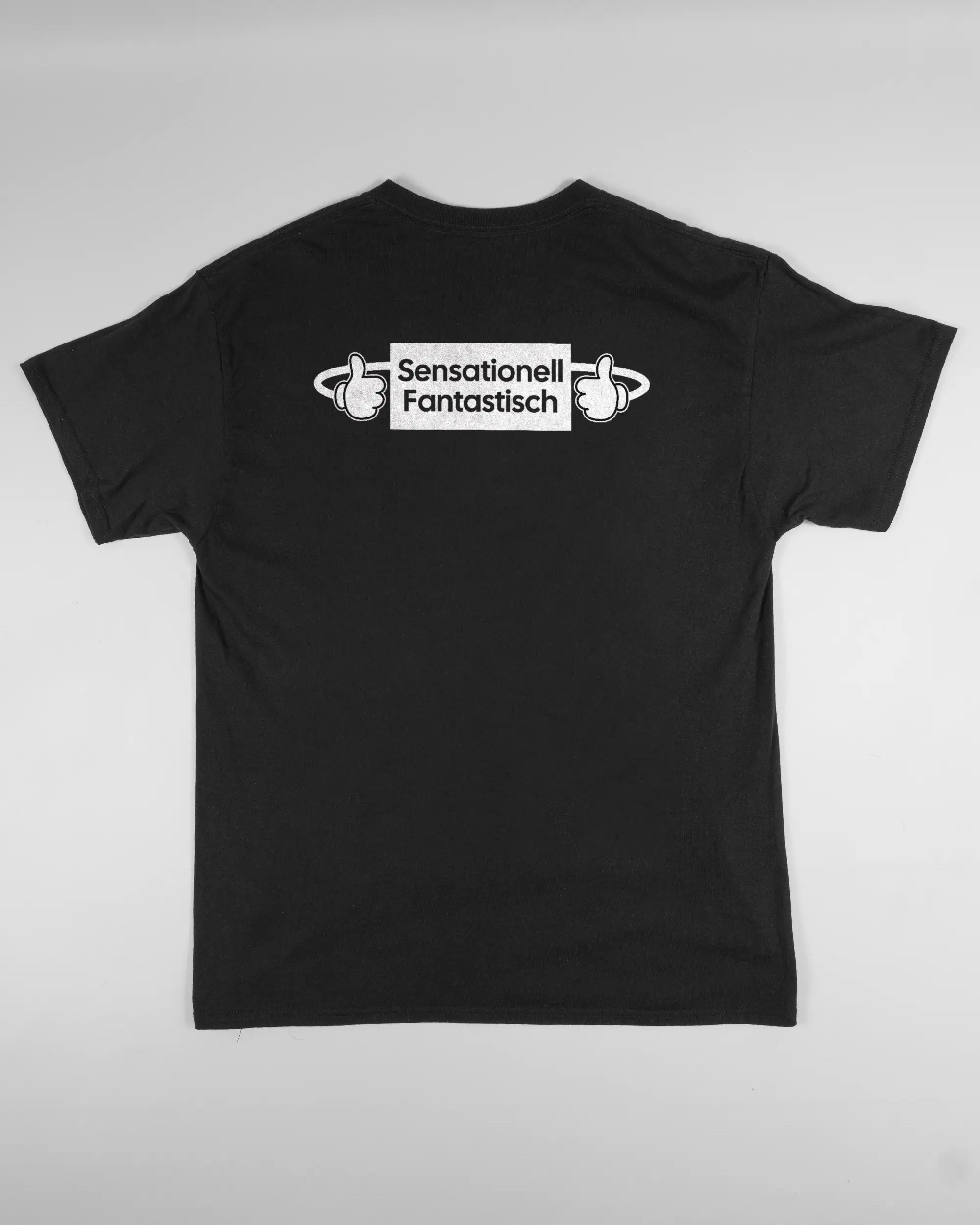 Rückseite des Basic Unisex T-Shirt Regular von Maondo mit dem Design Fantastisch in der Farbe Black und in der Größe L flach auf den Boden gelegt