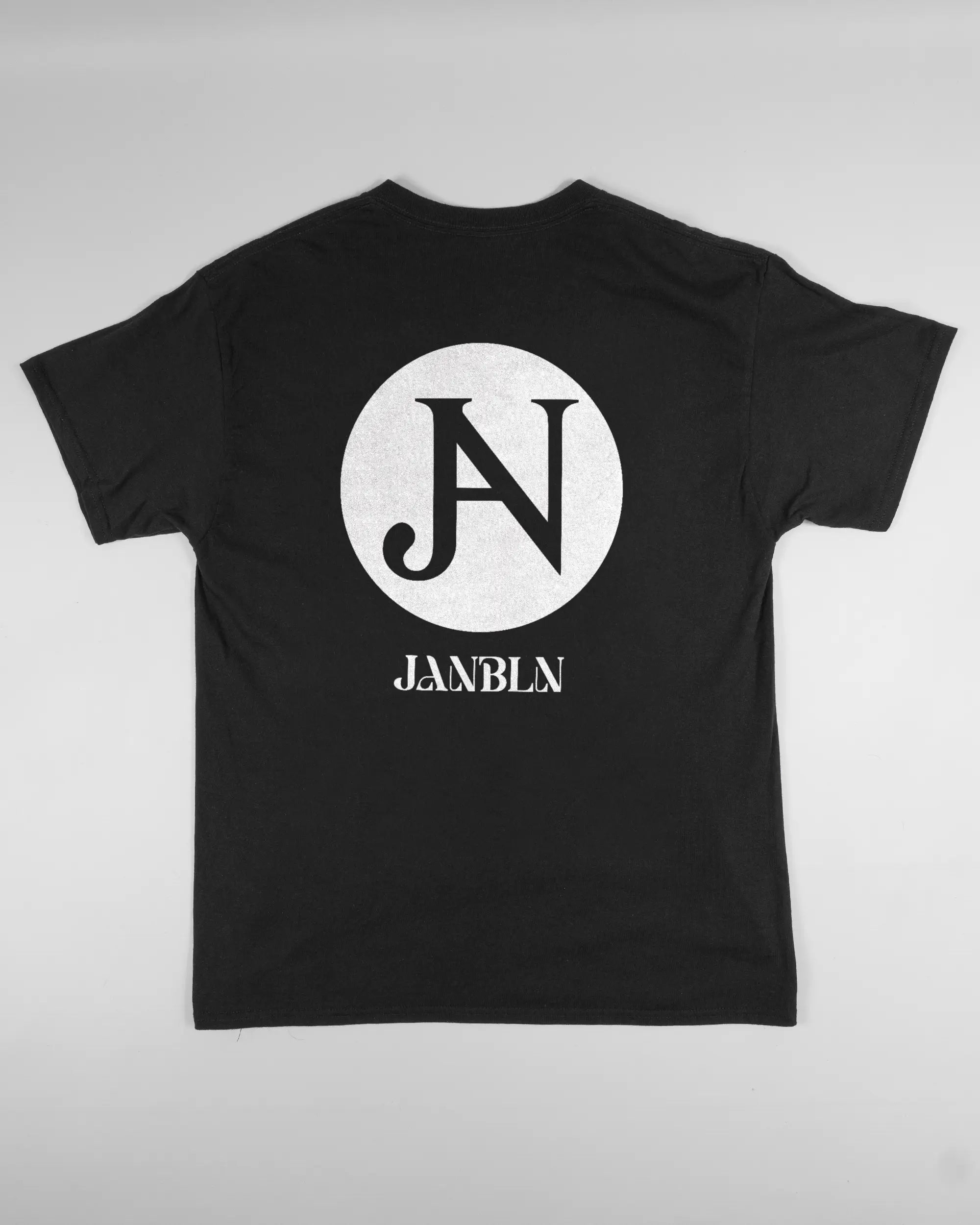 Rückseite des Basic Unisex T-Shirt Regular von Maondo mit dem Design JB1 in der Farbe Black und in der Größe L flach auf den Boden gelegt
