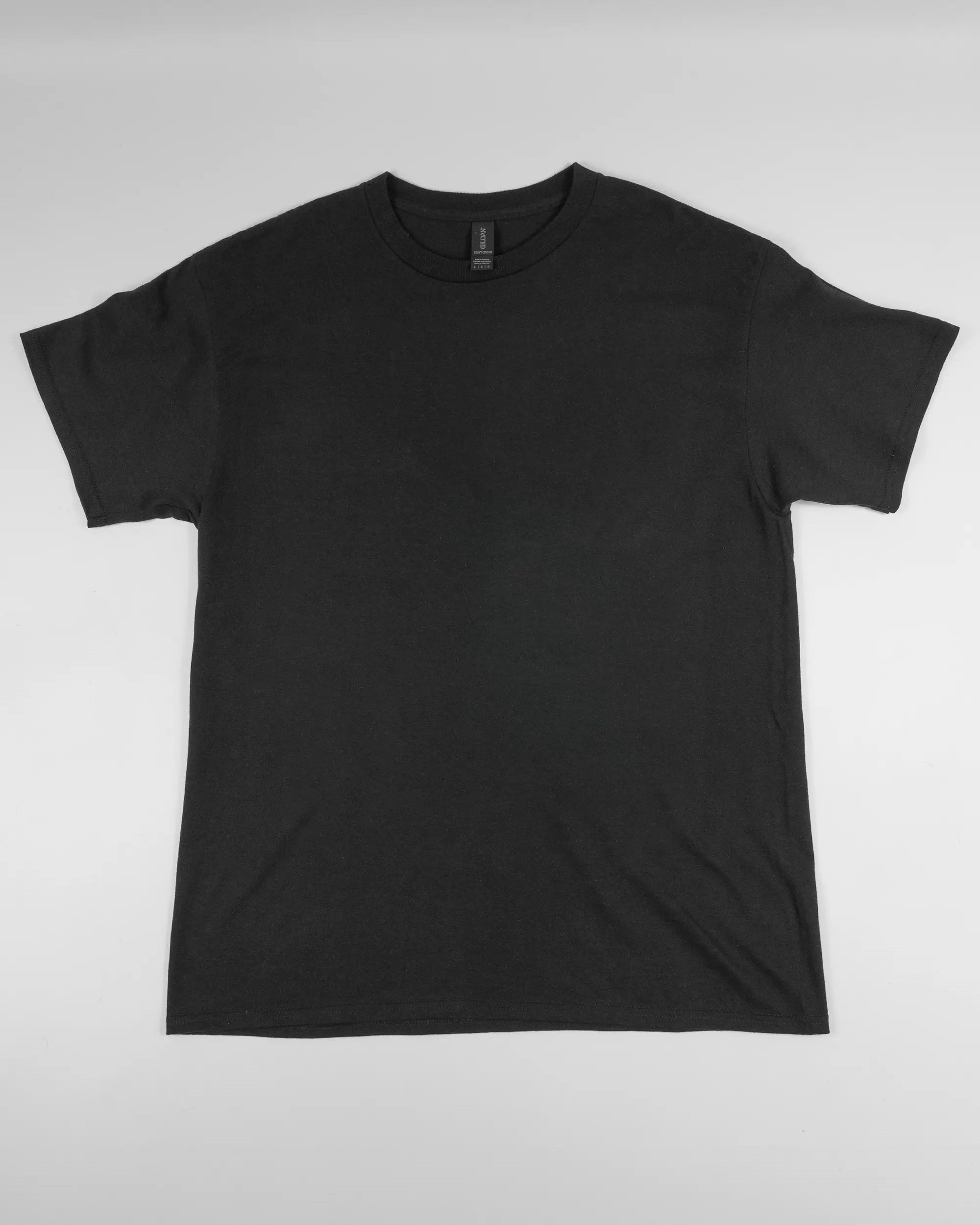 Vorderseite des Basic Unisex T-Shirt Regular von Maondo ohne Motiv in der Farbe Black und in der Größe L flach auf den Boden gelegt