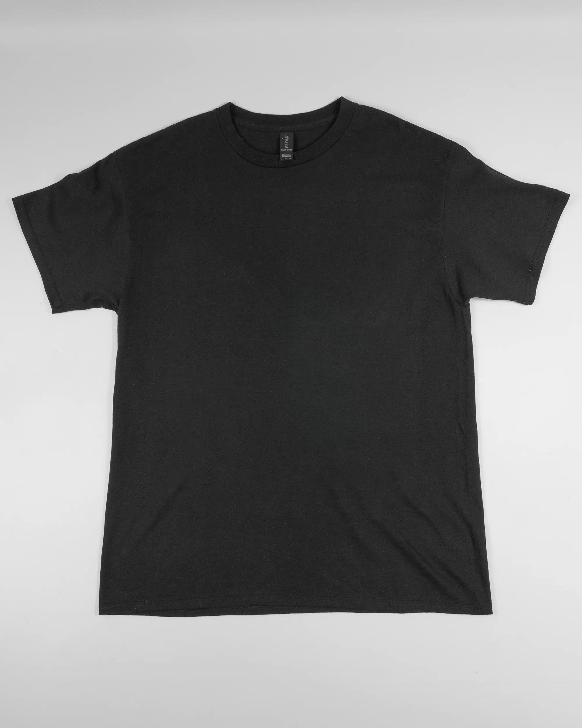 Vorderseite des Basic Unisex T-Shirt Regular von Maondo ohne Motiv in der Farbe Black und in der Größe L flach auf den Boden gelegt